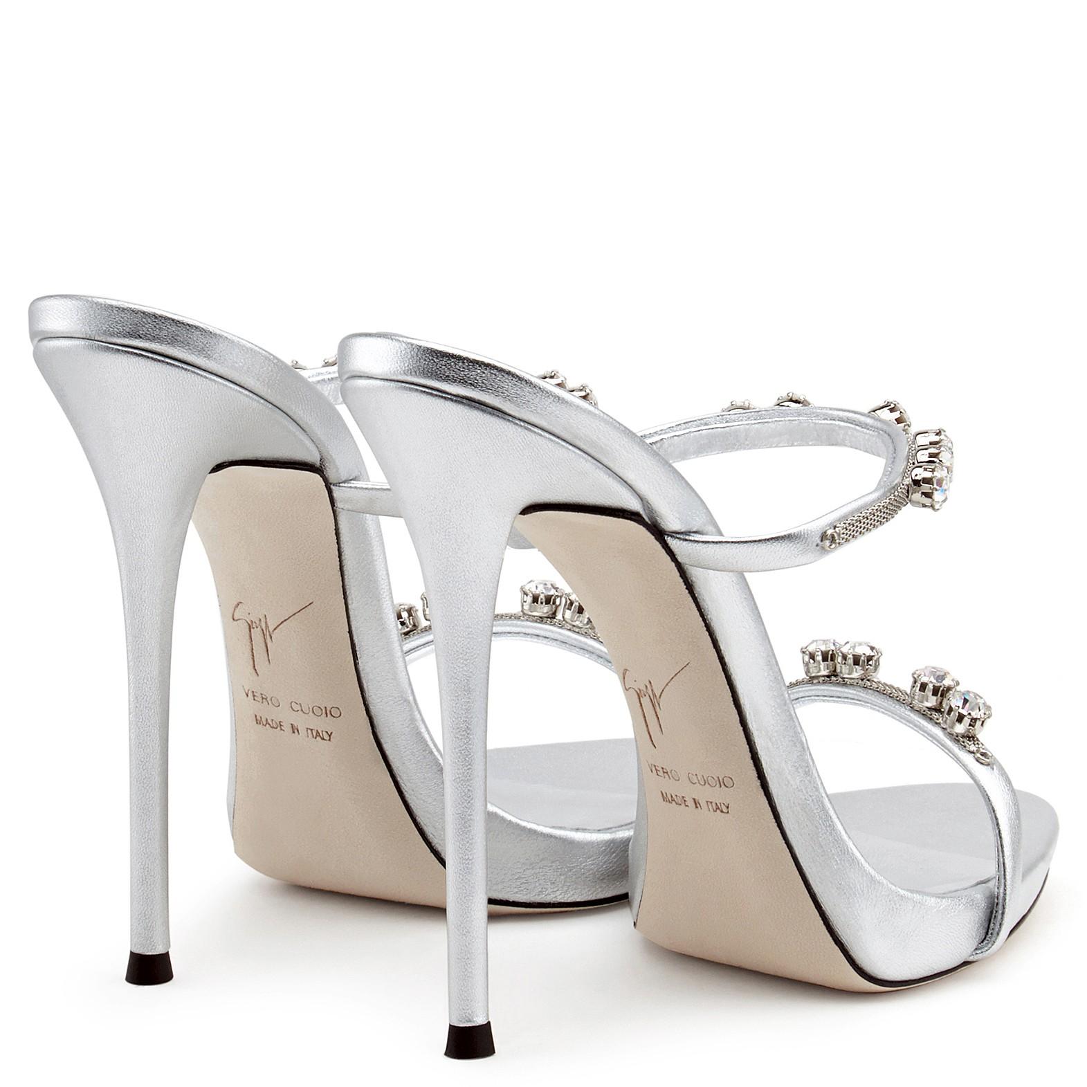 Alessandra let her Giuseppe Zanotti âDarseyâ sandals peep through her white jumpsuit White 