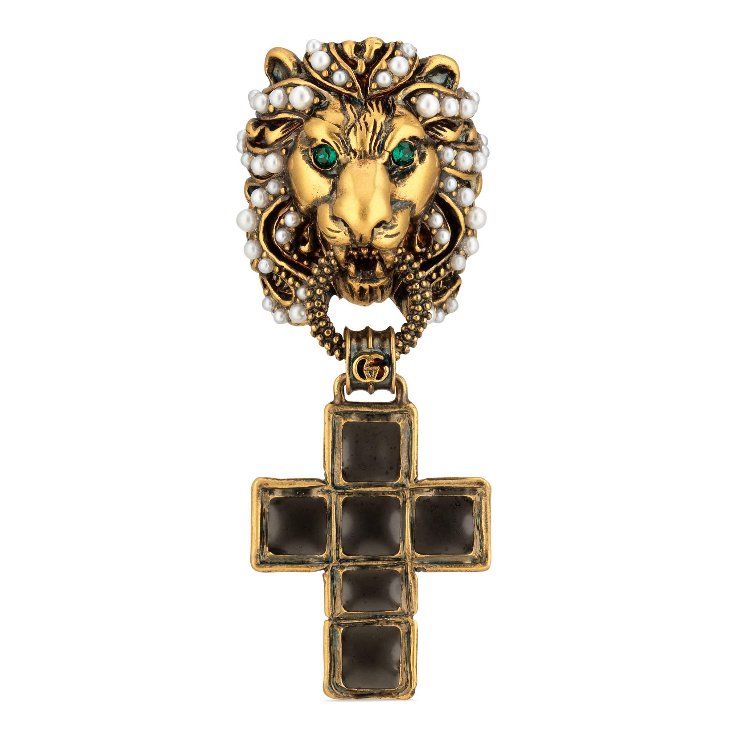 Anello a testa di leone con pendente a croce di Gucci in Metallizzato | Lyst