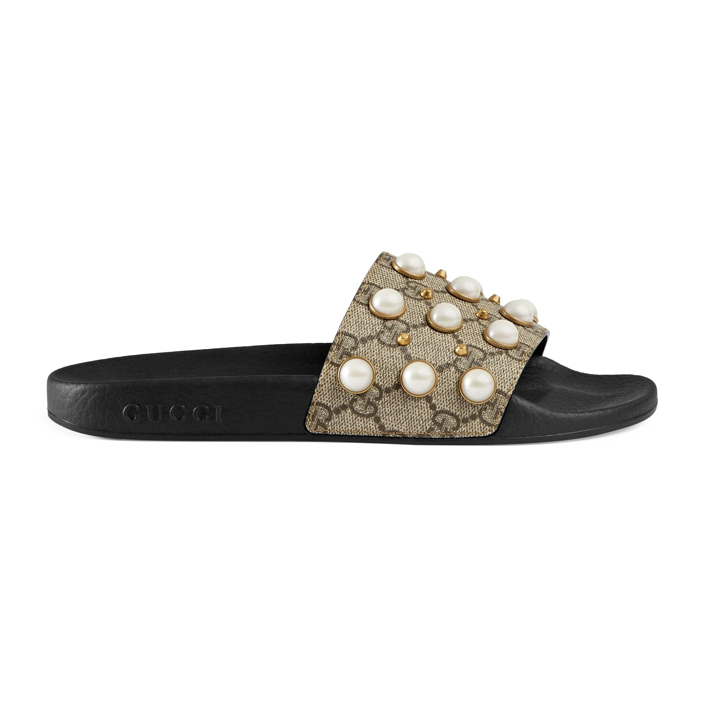 Sandalo slider in GG Supreme con perle di Gucci in Neutro | Lyst