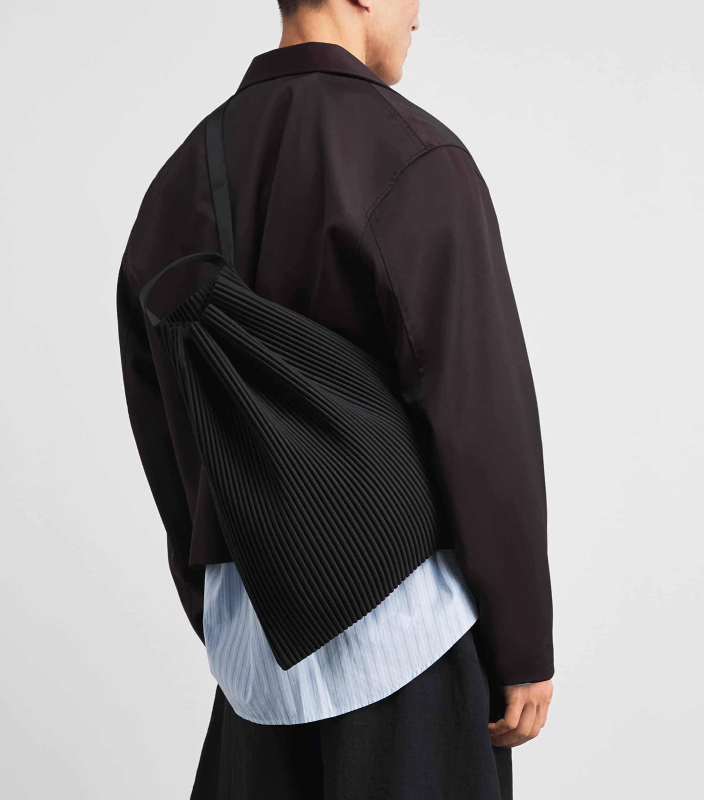 Homme Plissé Issey Miyake Drawstring Pleated Shoulder Bag in Black