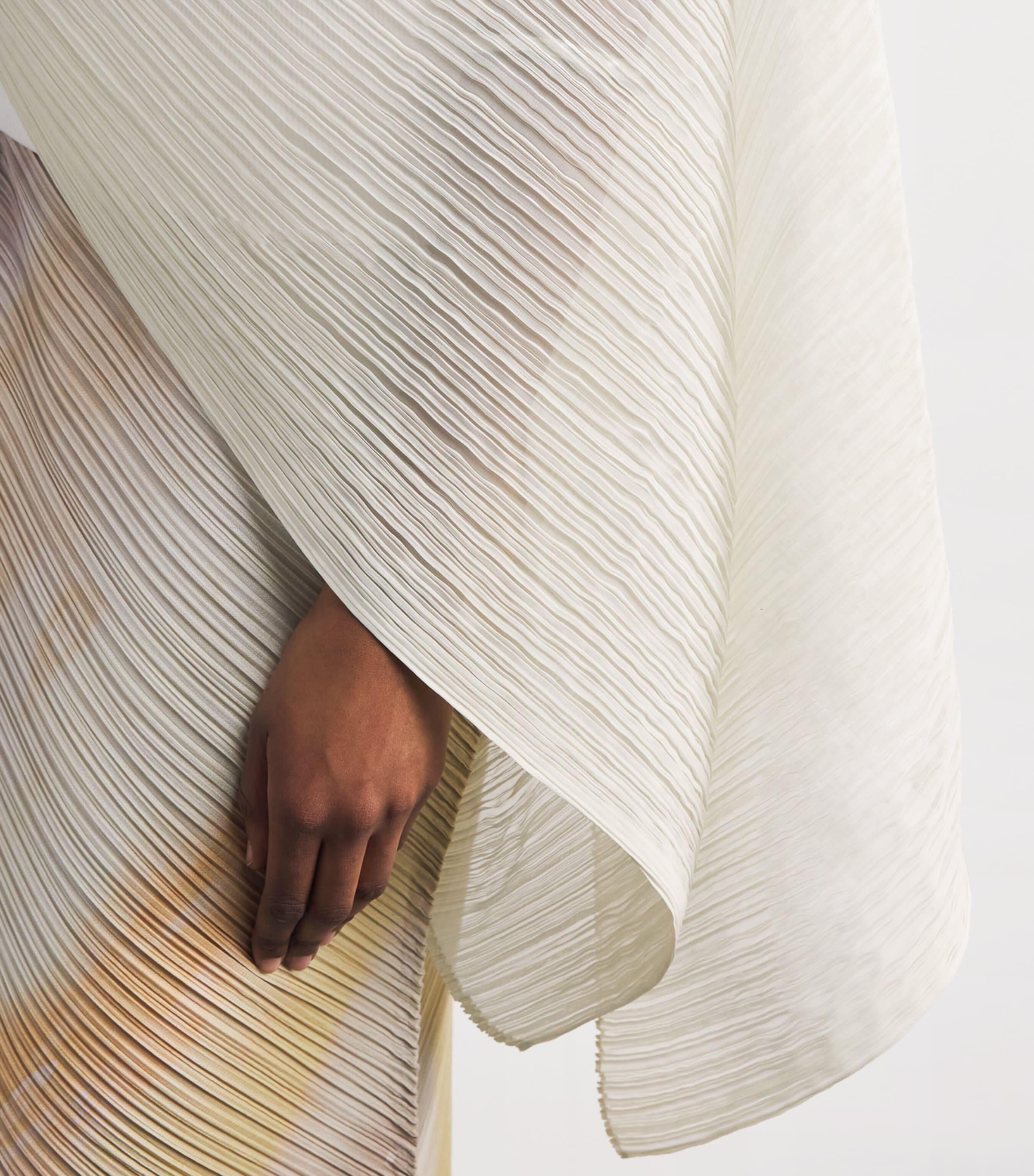 Pleats Please Issey Miyake Madame-T May Stole in White | Lyst
