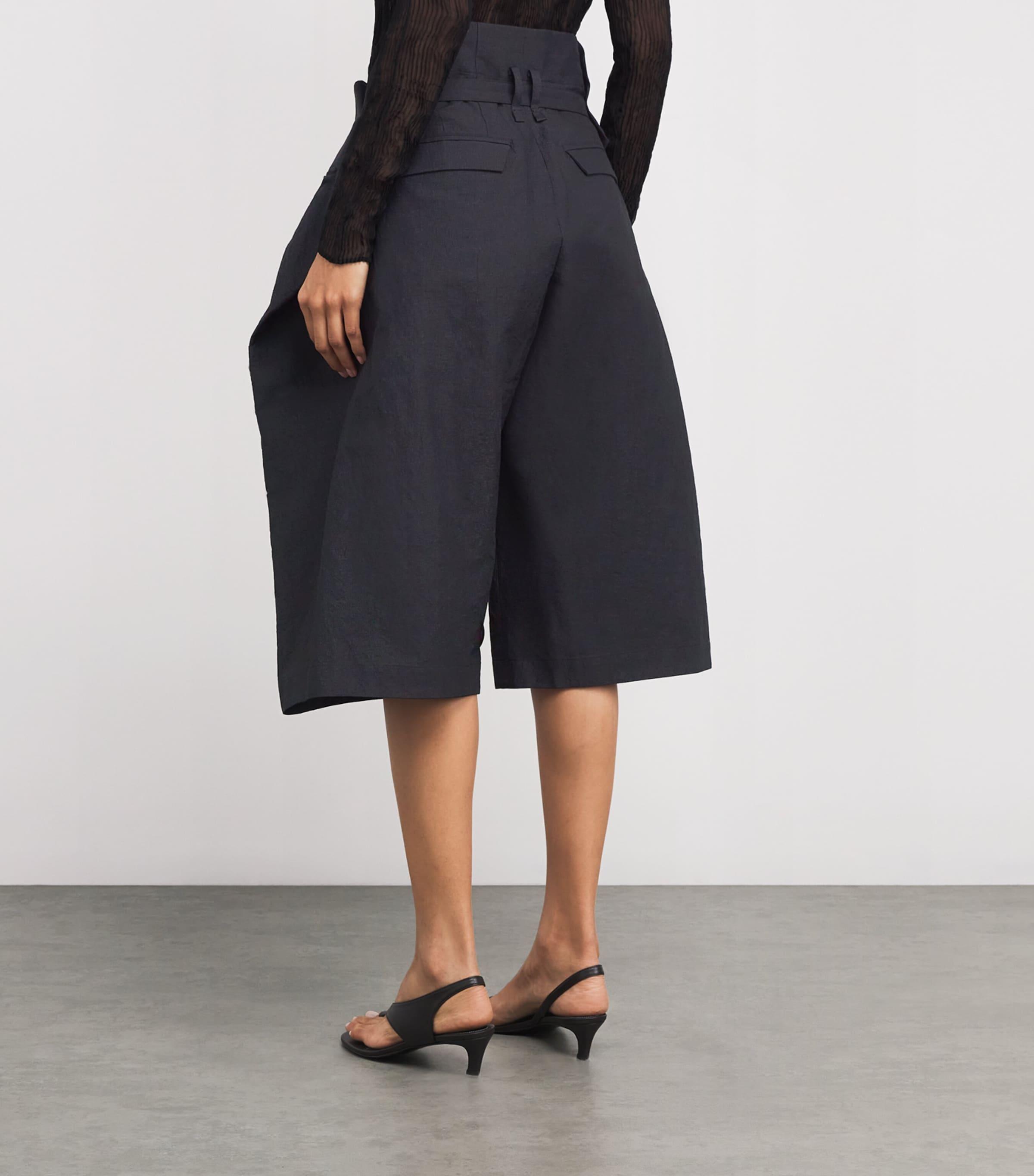 ショートパンツ ISSEY MIYAKE Women Shorts  Burmudas IM56KF85615 Black Issey Miyake Pleats Please Shorts - Black | Garmentory