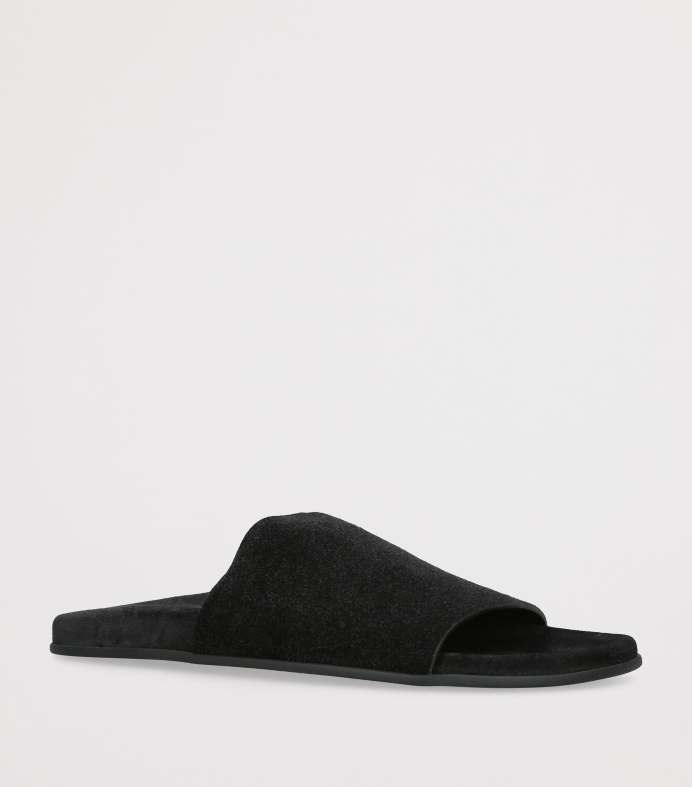 サンダル・ミュール THE ROW FOAM FLAT SANDALS IN RUBBER The Row Foam Sandal in Black | FWRD