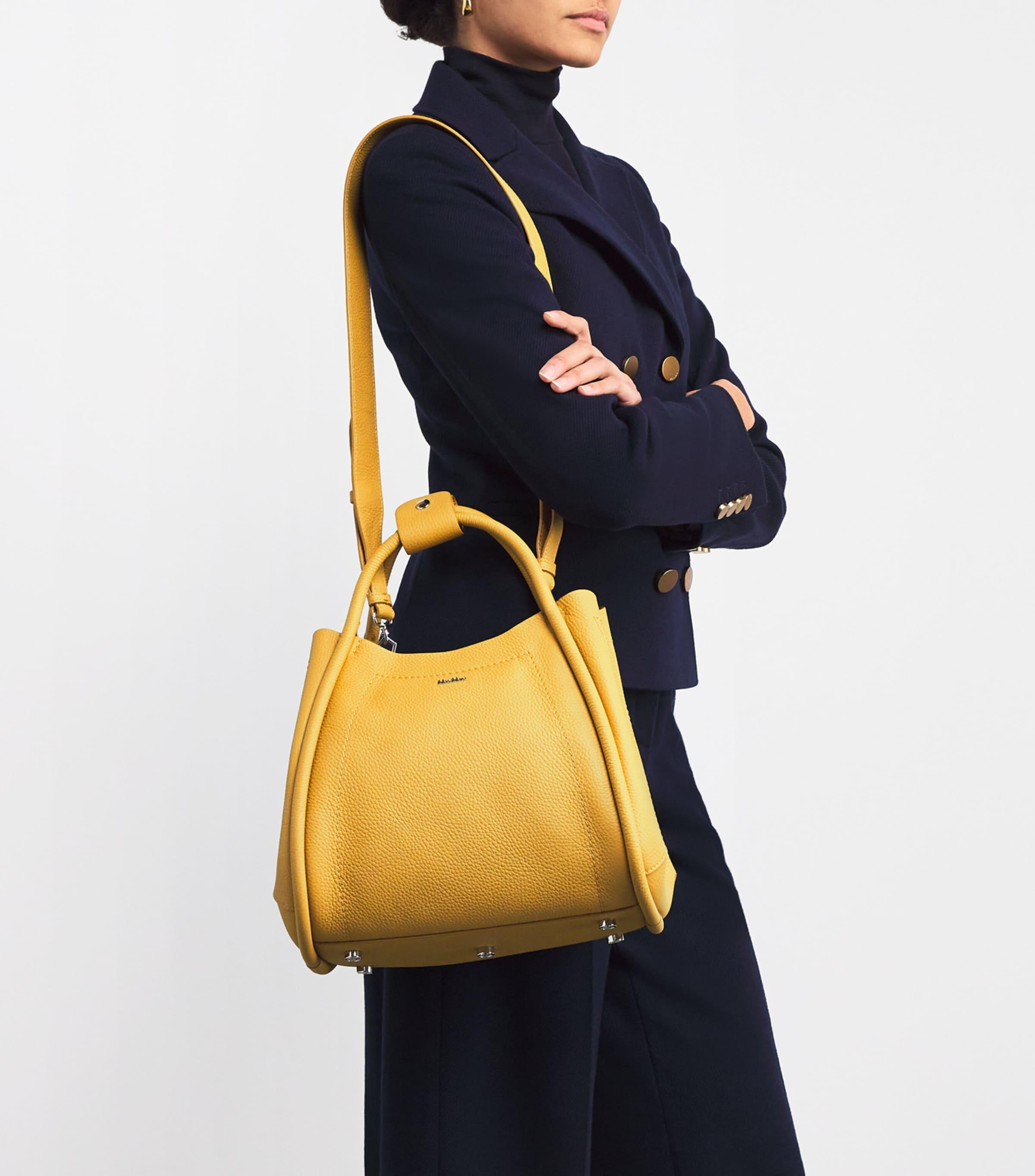 MAXMARA イエロー レザー ハンドバッグ チャーム付き MAXMARA イエロー レザー ハンドバッグ チャーム付き - メルカリ