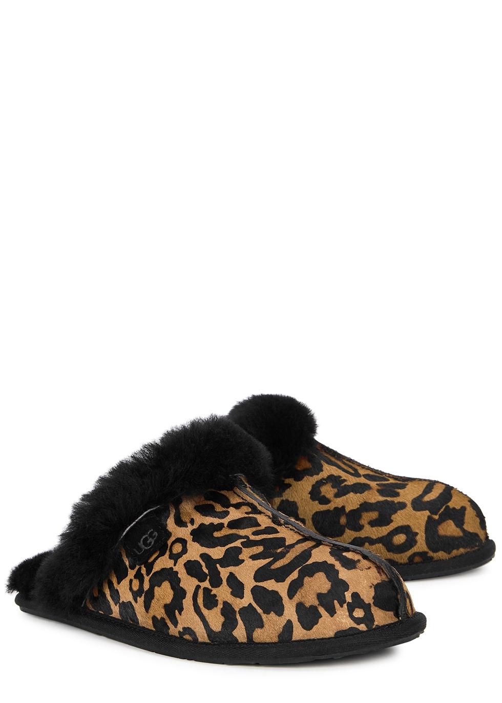 UGG Scuffette Ii Panther-print Calf Hair Slippers in Black | Lyst