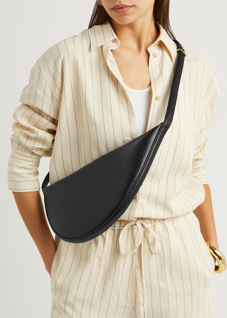 【TOTEME】Scoop レザー ショルダーバッグ TOTEME Totême Scoop Leather Shoulder Bag in Black | Lyst