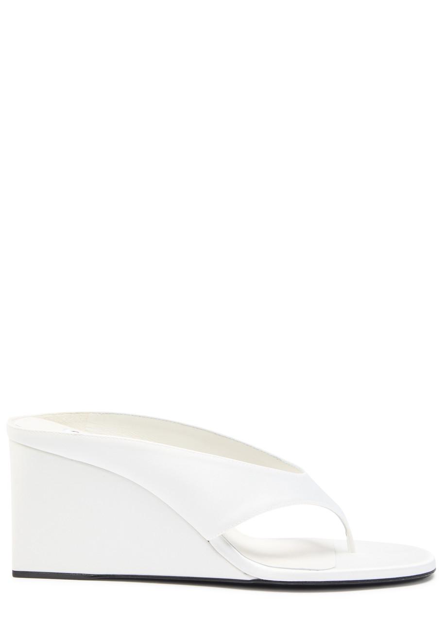 Alaïa Tong 75 Satin Wedge-Heeled Mules in White | Lyst