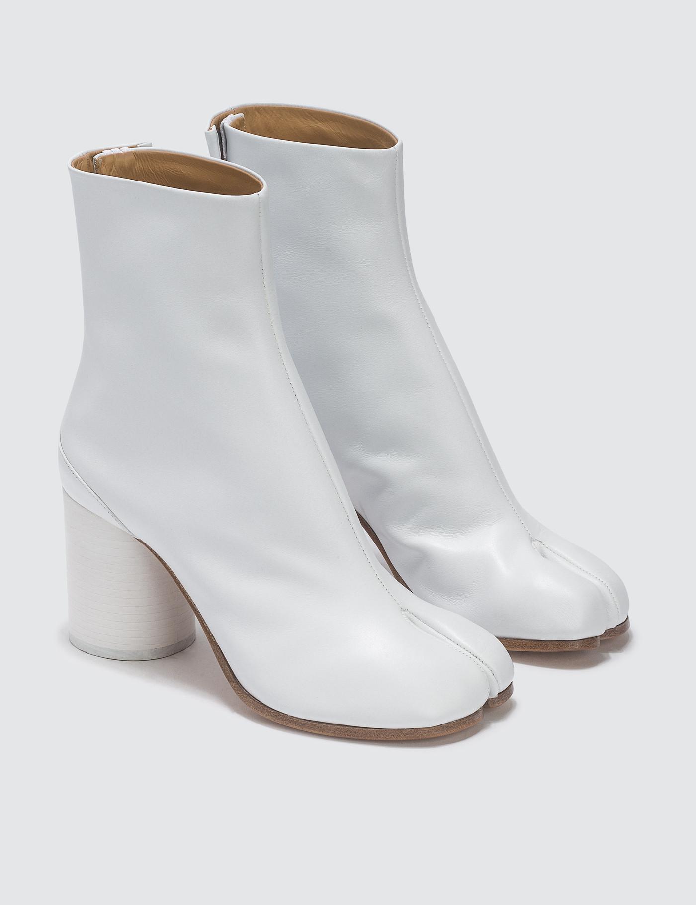 Maison Margiela Leather Tabi Boots in White - Lyst