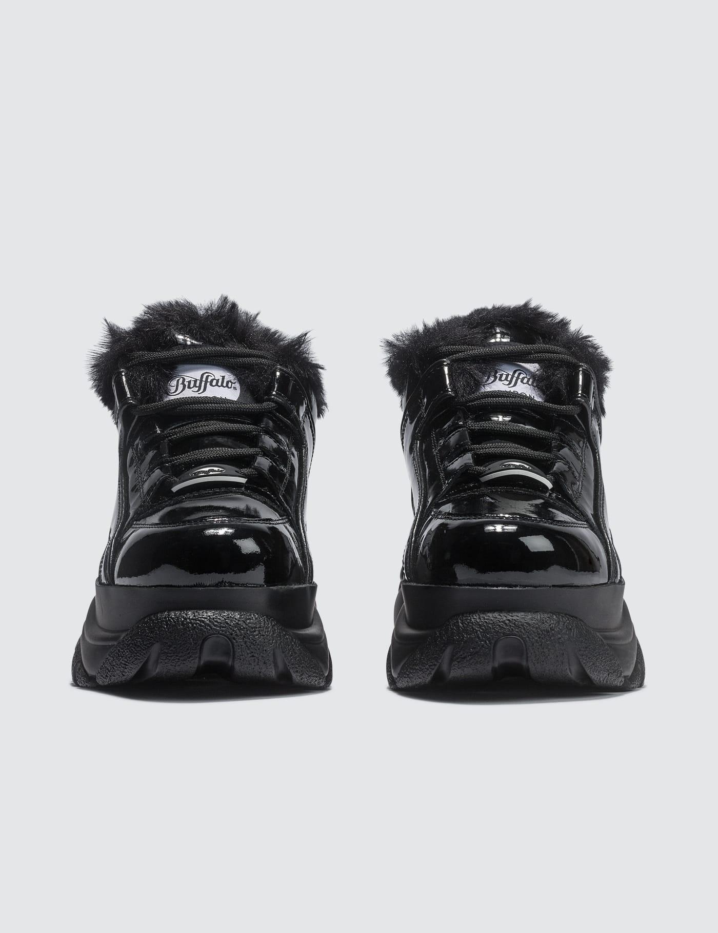 BUFFALO LONDON Patent Leather Low Top Sneakers With Fur in Black | Lyst