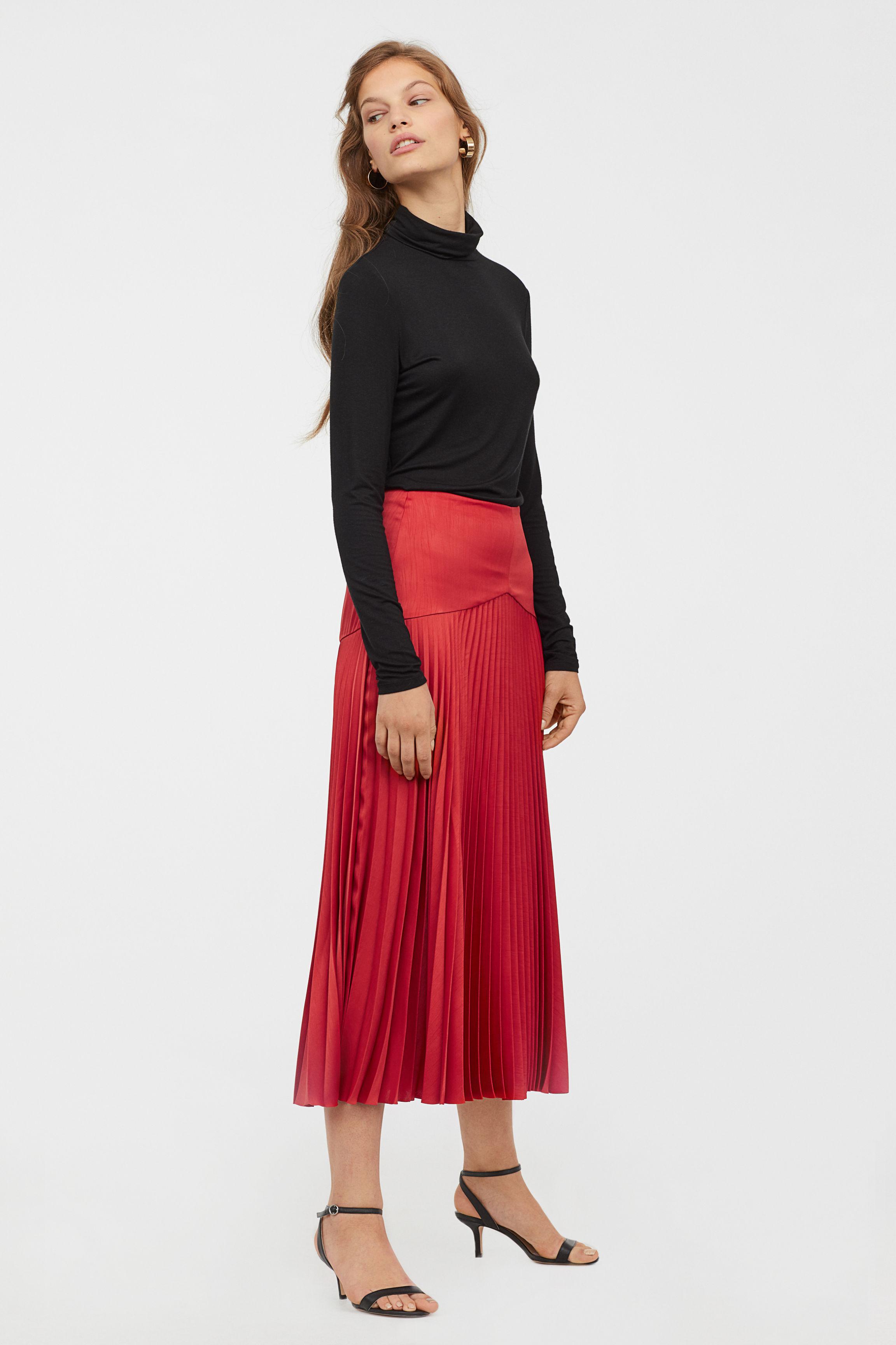H&M Pleated Satin Skirt in Red | Lyst