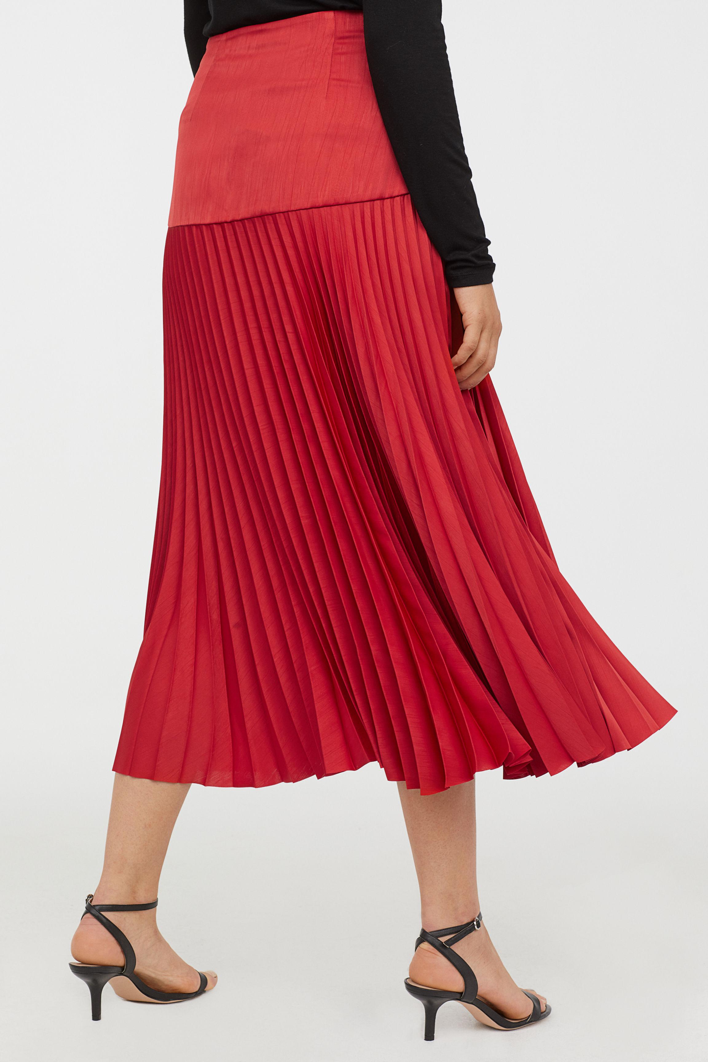 H&M Pleated Satin Skirt in Red | Lyst