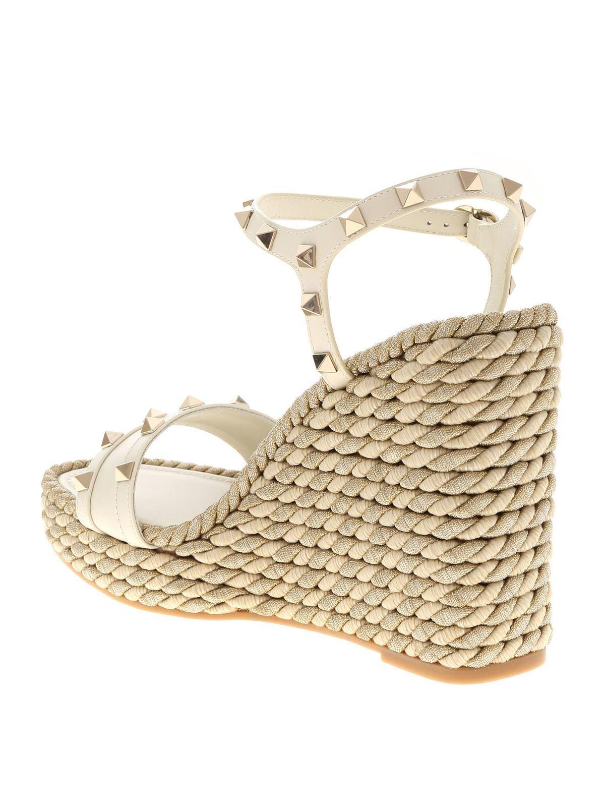 Valentino Garavani Leather Rockstud Wedge Sandals In White And Gold - Lyst