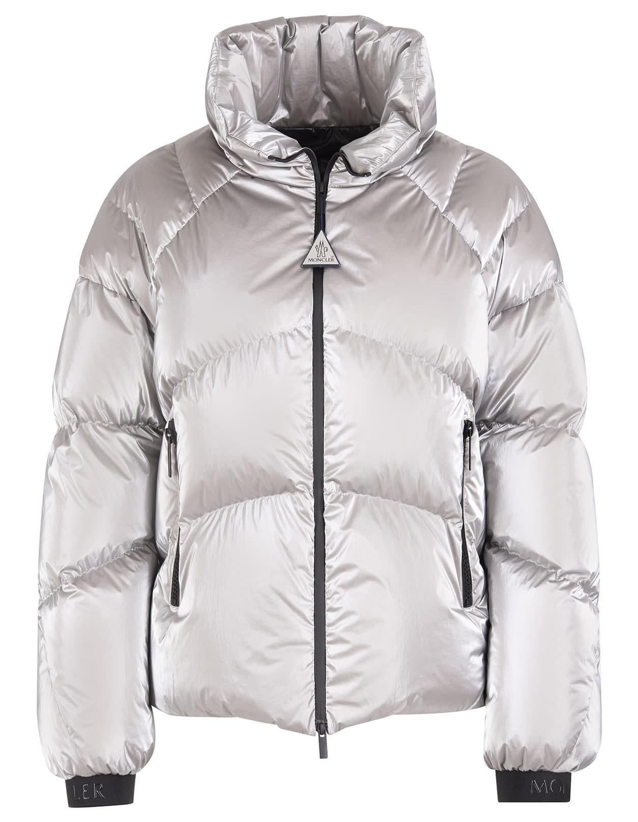 Moncler Woman Silver Avoriaz Short Down Jacket in Gray | Lyst
