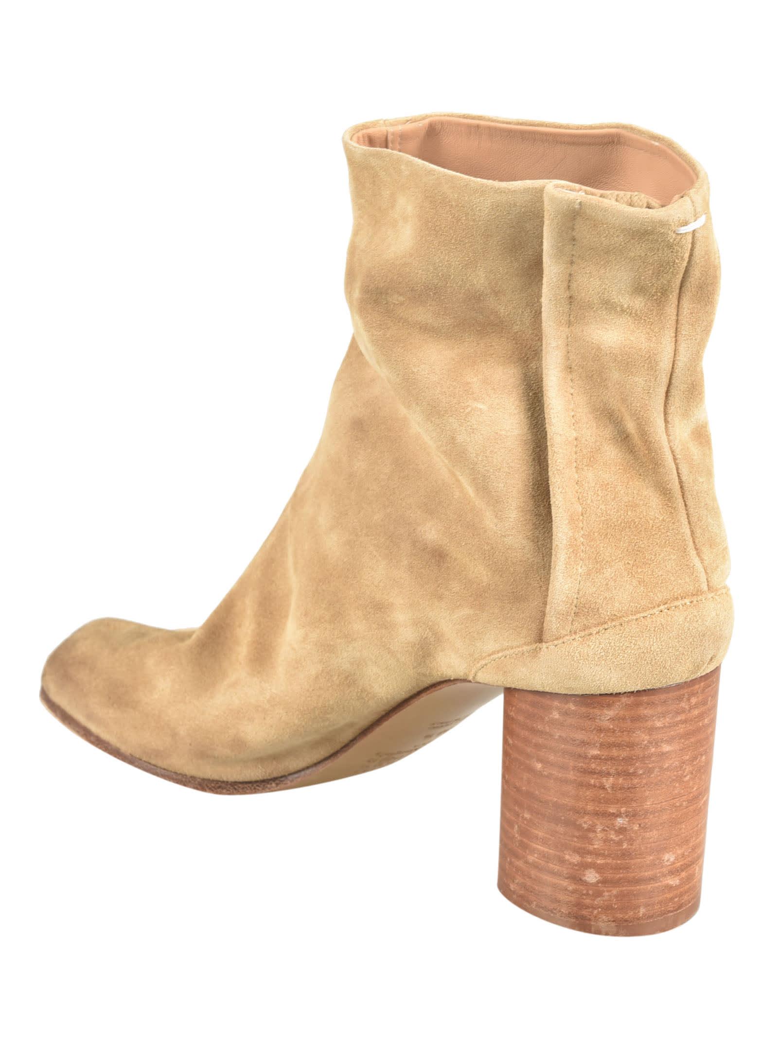 Cleft outlet toe boots