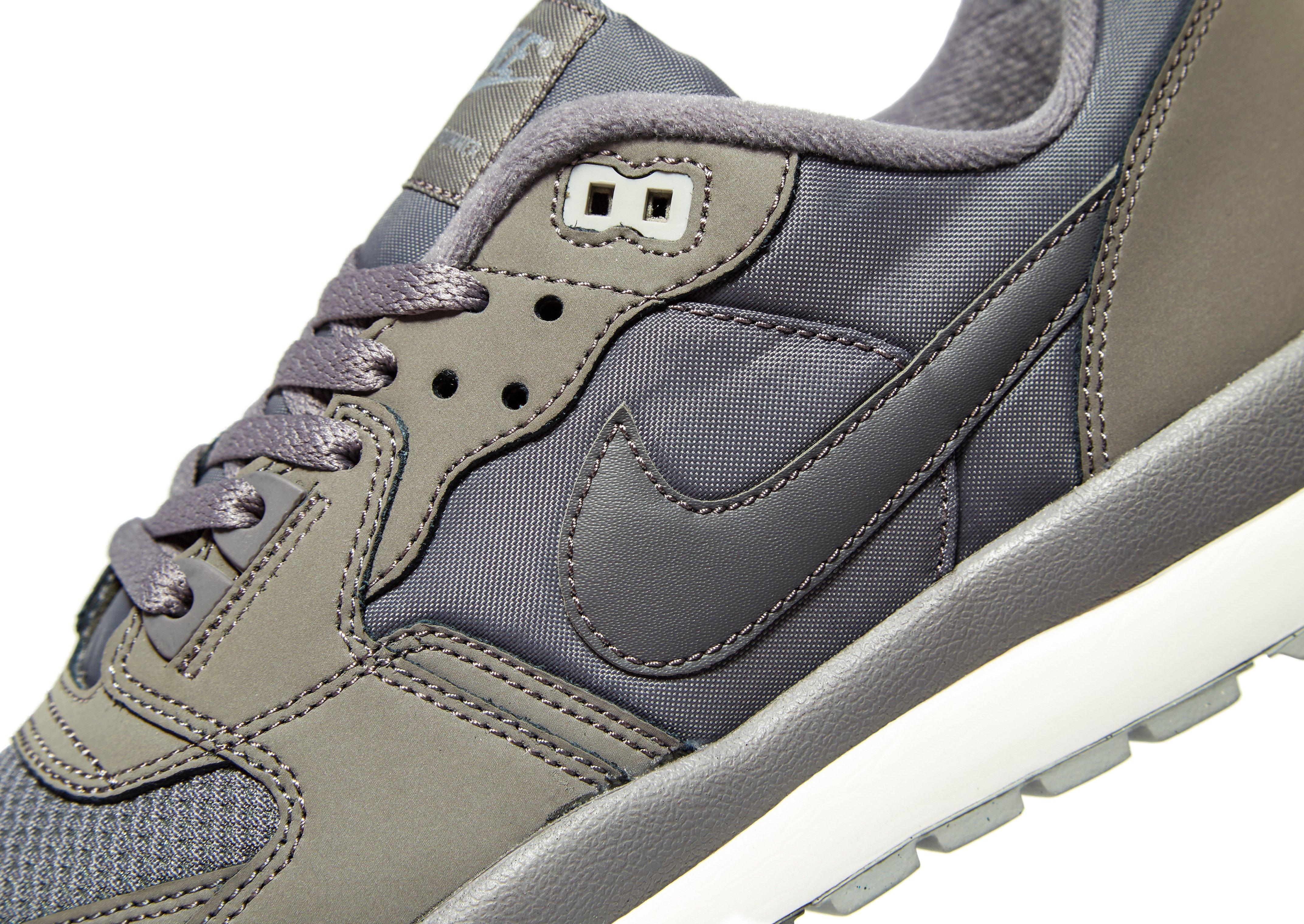 nike windrunner trainers green