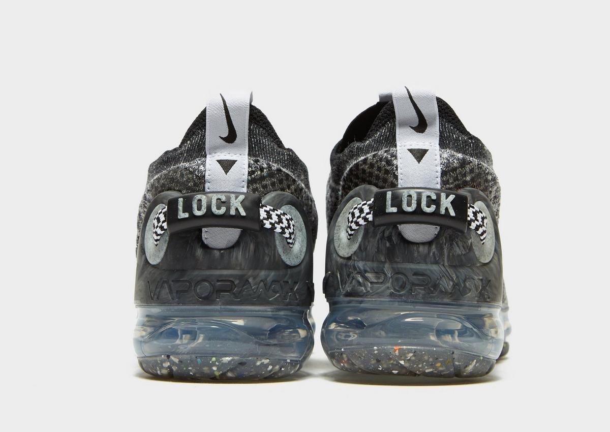 black vapormax 2020