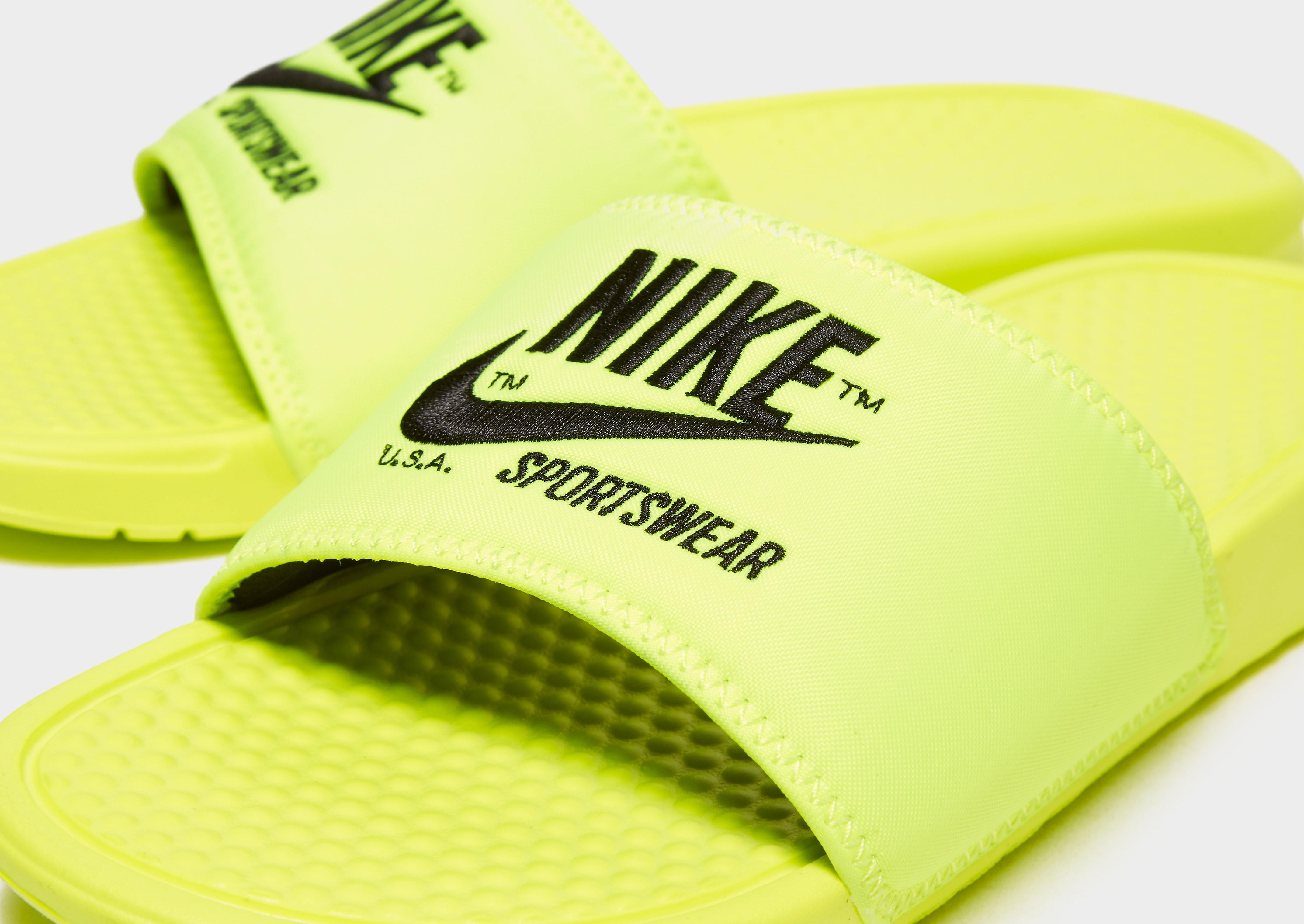 Claquettes Sportswear Benassi Text Homme Synthétique Nike pour homme en  coloris Jaune - Lyst