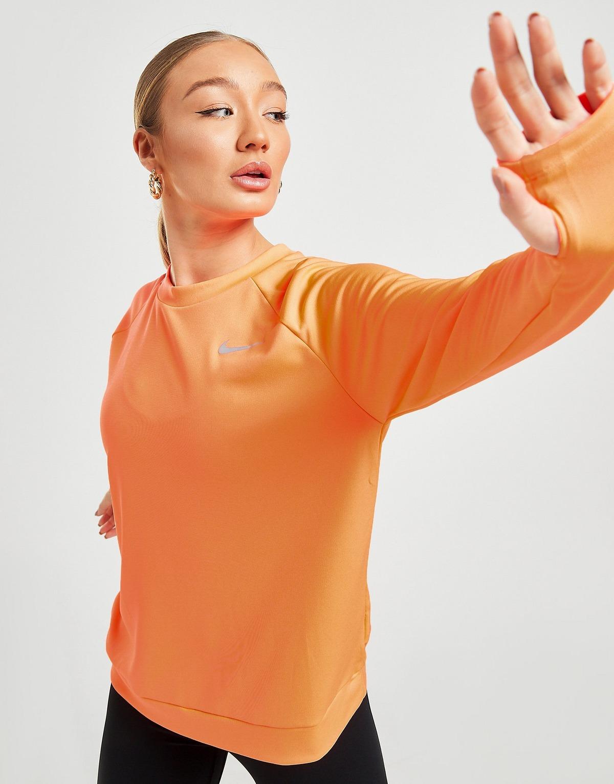 Layer up in the Nike Pacer Top. This long-sleeved crew neck surrounds you in bulk-free warmth 