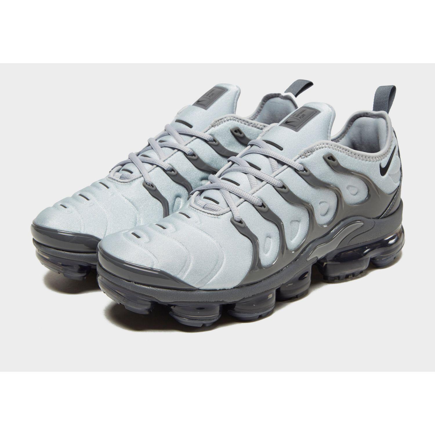 gray nike vapormax plus