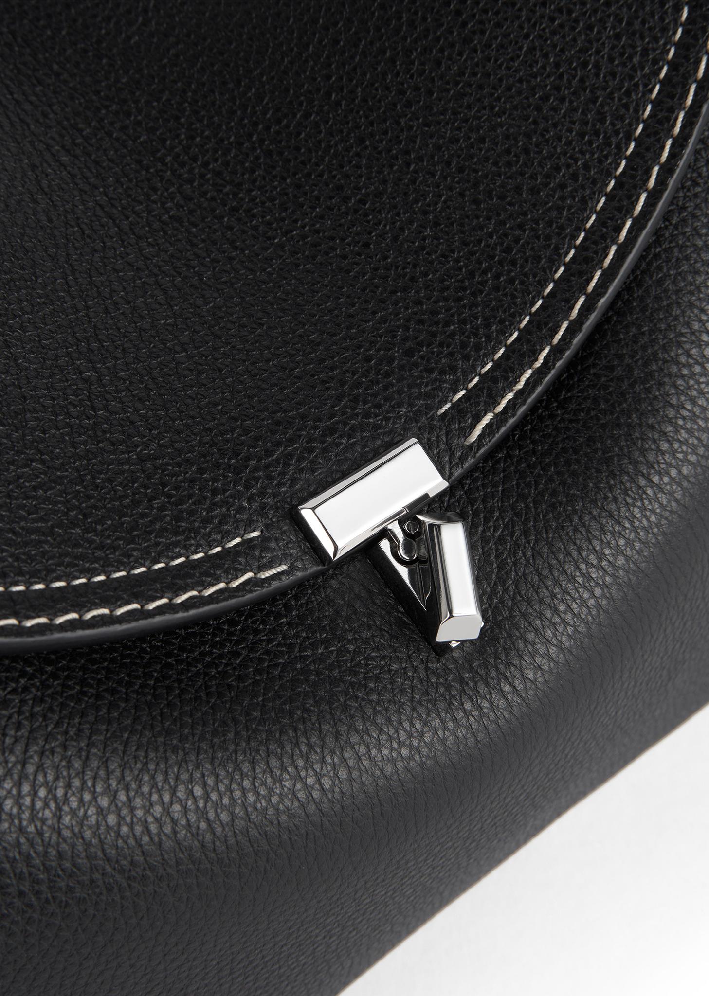 T-Lock top handle black grain – Totême
