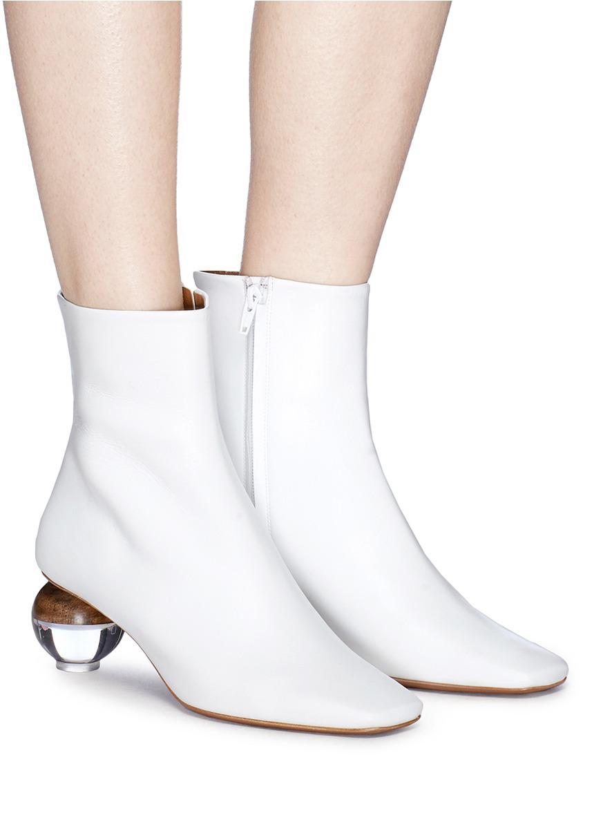 neous white boots