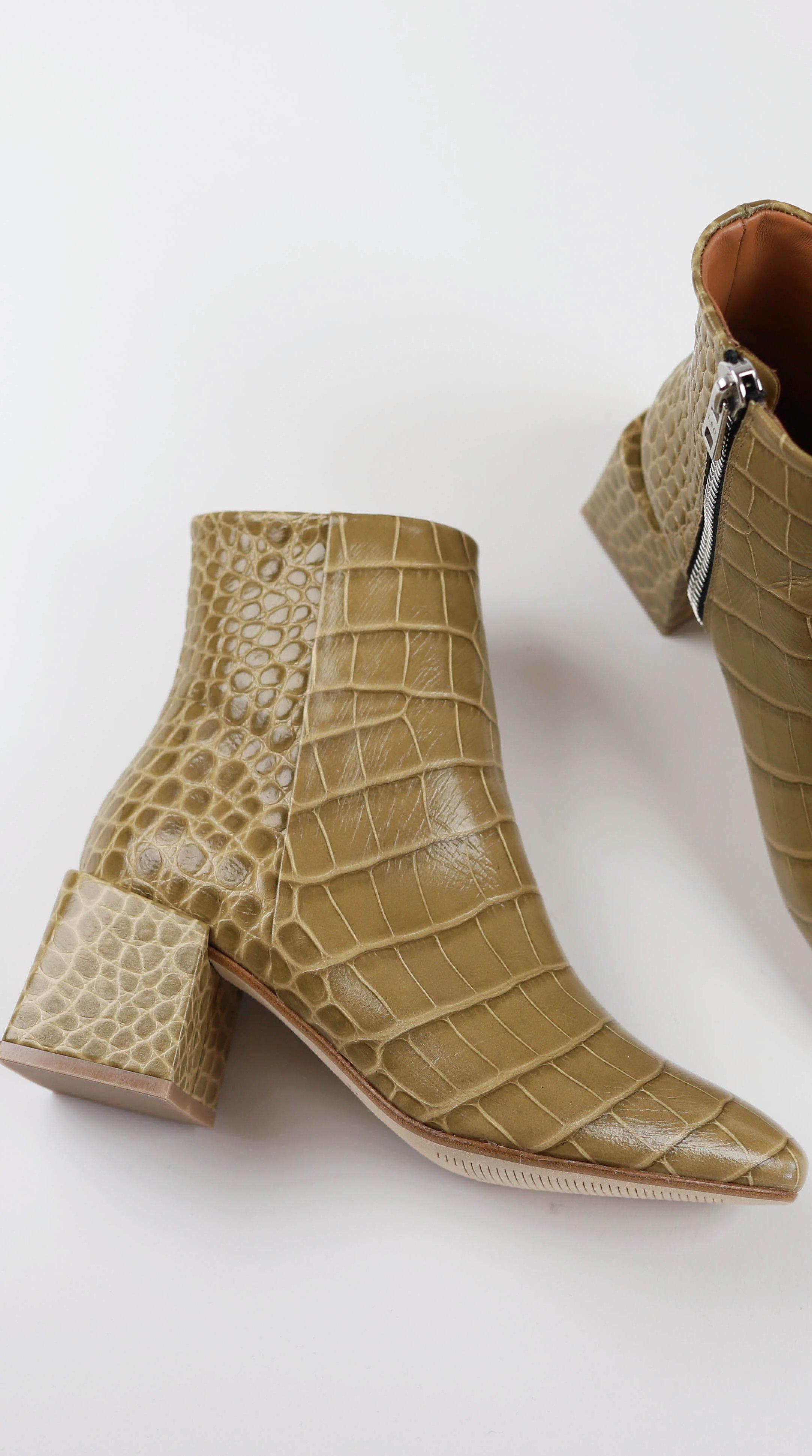 loq croc boots