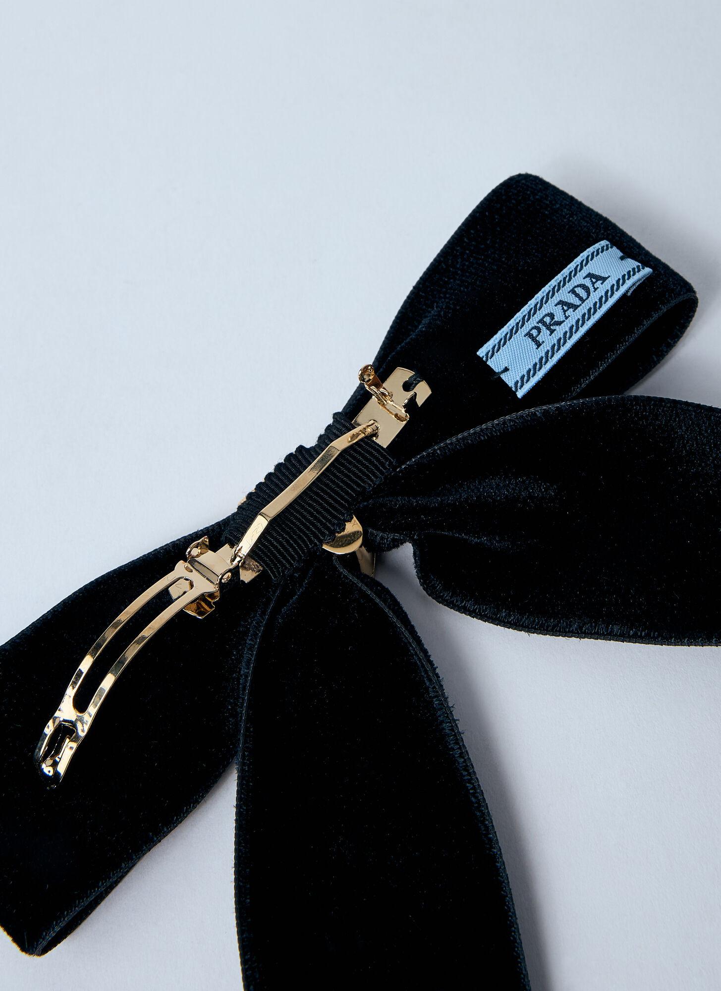 【PRADA】logo bow velvet hair clip ヘアクリップ リボン Prada triangle-logo Bow Velvet Hair Clip | Black | FARFETCH CA