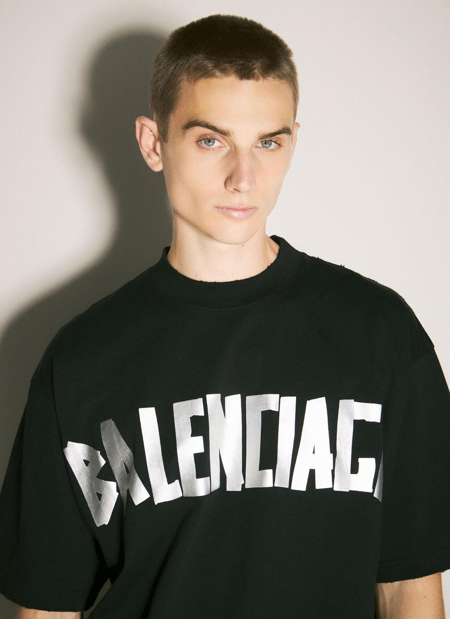 [BALENCIAGA] New Tape Type Tシャツ ブラック New Tape Type T-shirt Medium Fit in Black | Balenciaga CA