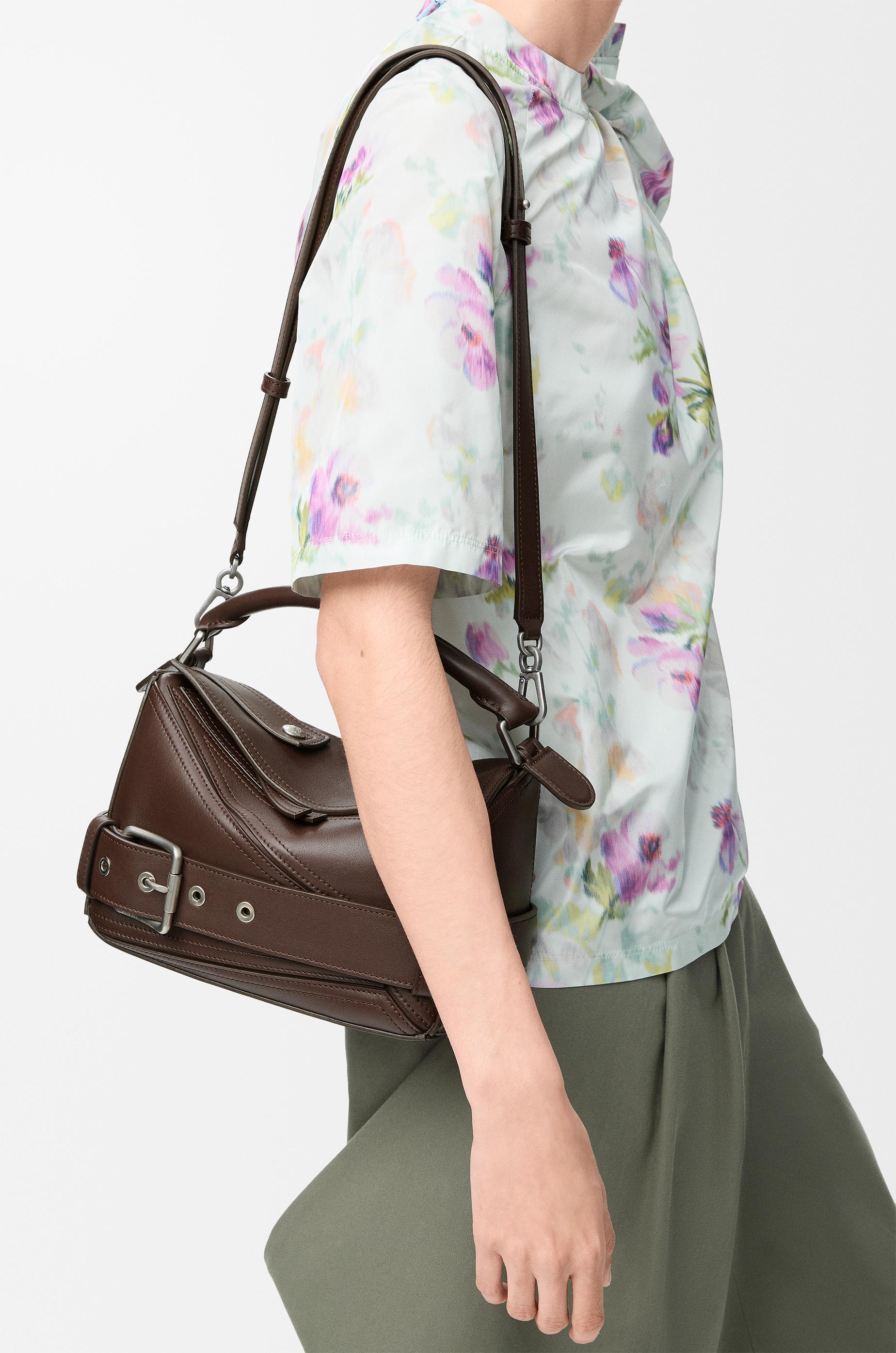 ショルダーバッグ・ポシェット LOEWE PUZZLE BIKER SMALL BAG DARK BROWNIE Loewe - Small Puzzle Biker Dark Brownie Shiny Leather Bag