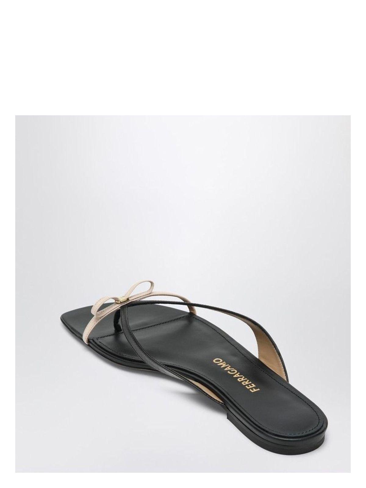 サンダル・ミュール Ferragamo Mini Bow Black Nude Flip-Flops Ferragamo Mini Bow Flip-Flop And Powdery Regular Fit in