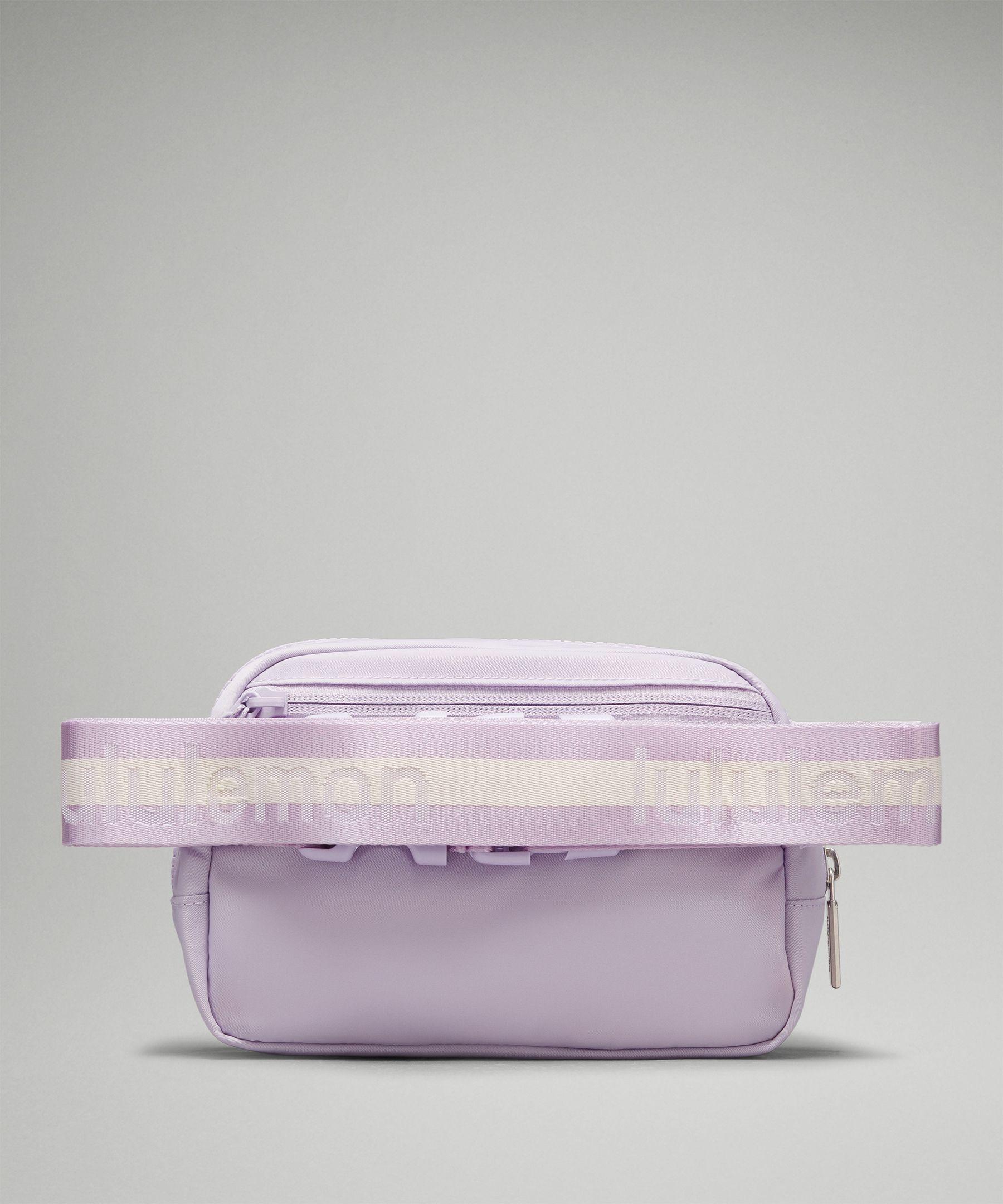 lululemon – Everywhere Belt Bag 1L Wordmark – //Pastel in Purple