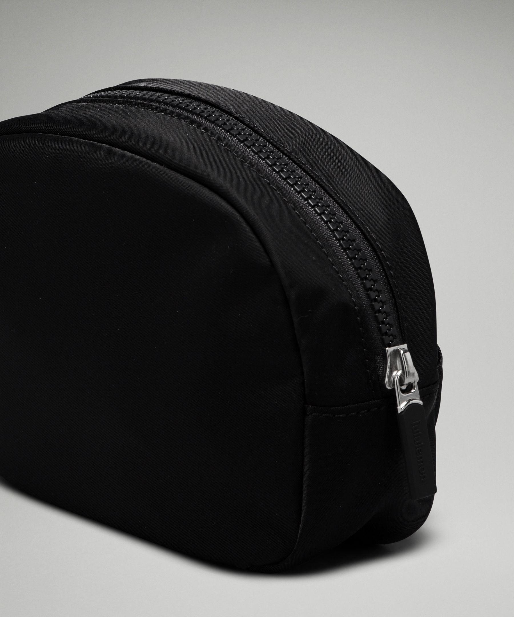 lululemon City Essentials Pouch Bag Mini - Color Black
