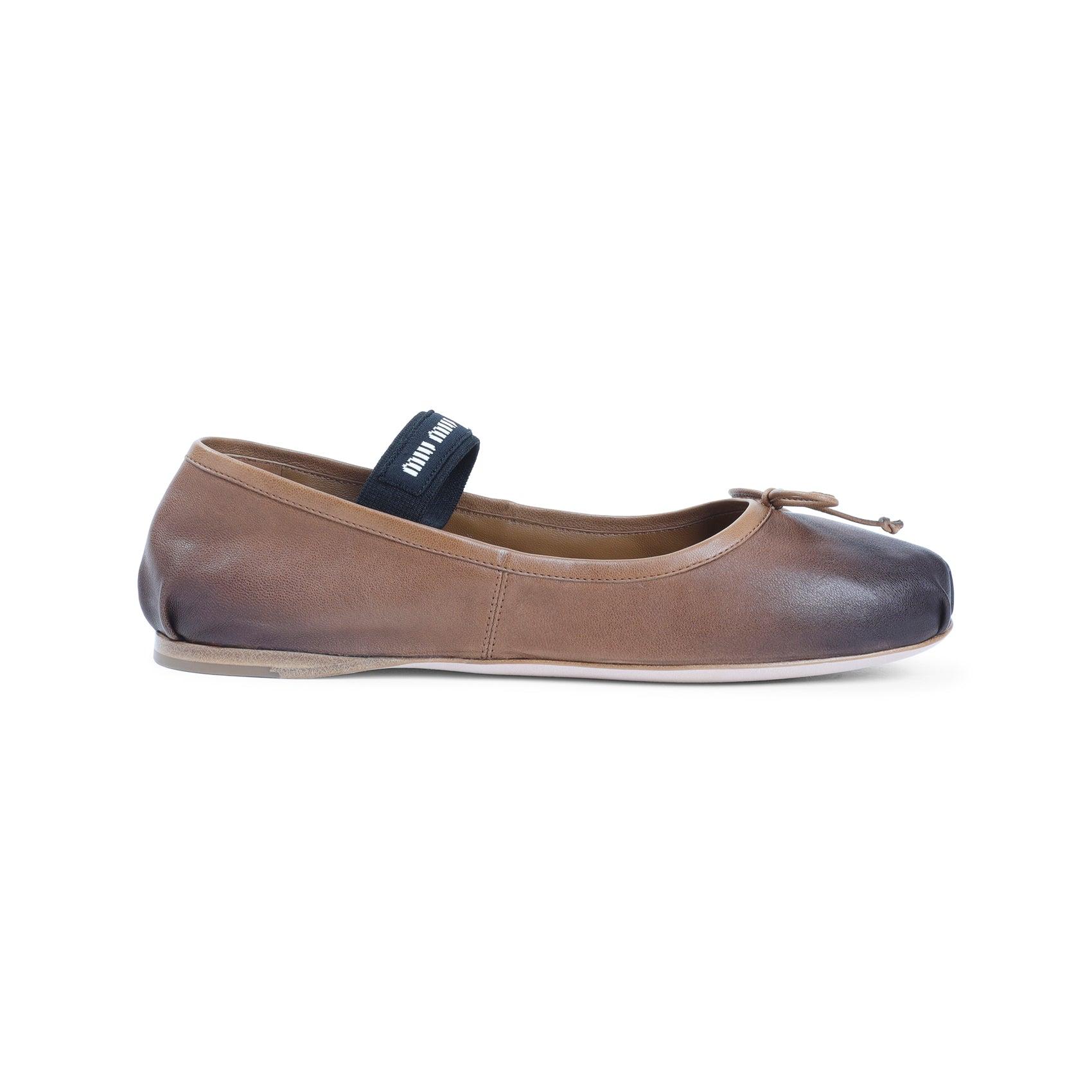 靴 Miu Miu Women's Brown and Black Ballet Miu Miu logo-strap Ballerina Shoes | Black | FARFETCH