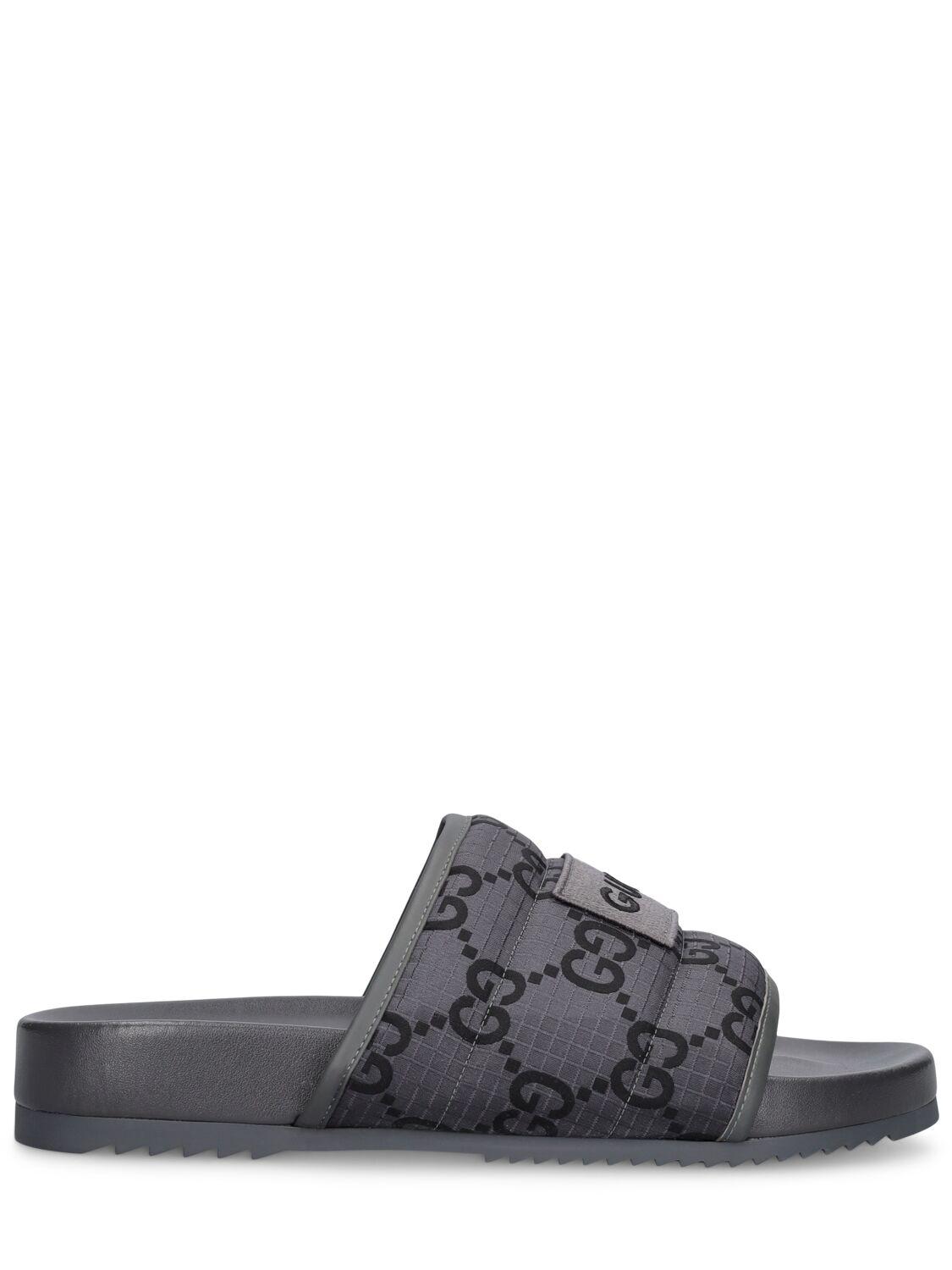 Claquettes en tissu technique ripstop gg sideline Gucci pour homme en  coloris Gris | Lyst