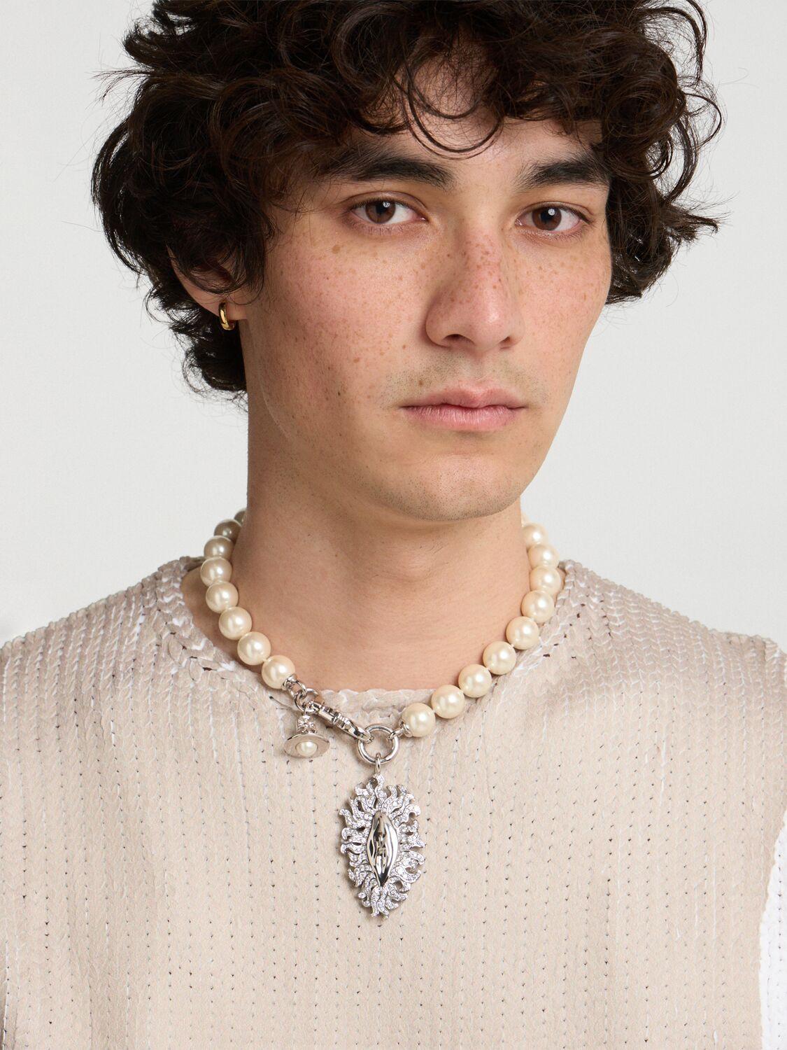 【関税込み】【Vivienne Westwood】Calista faux pearl necklace Vivienne Westwood Calista Faux Pearl Necklace in Metallic