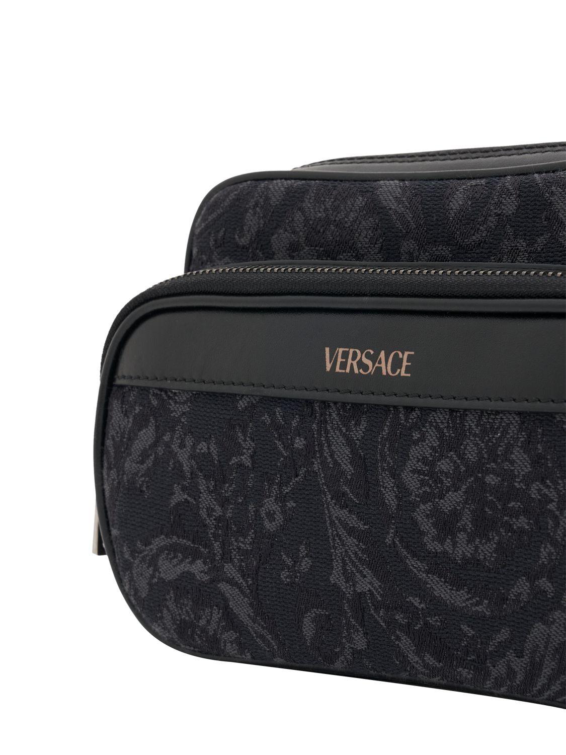 メンズ Versace ジャカードキャンバスクロスボディバッグ
