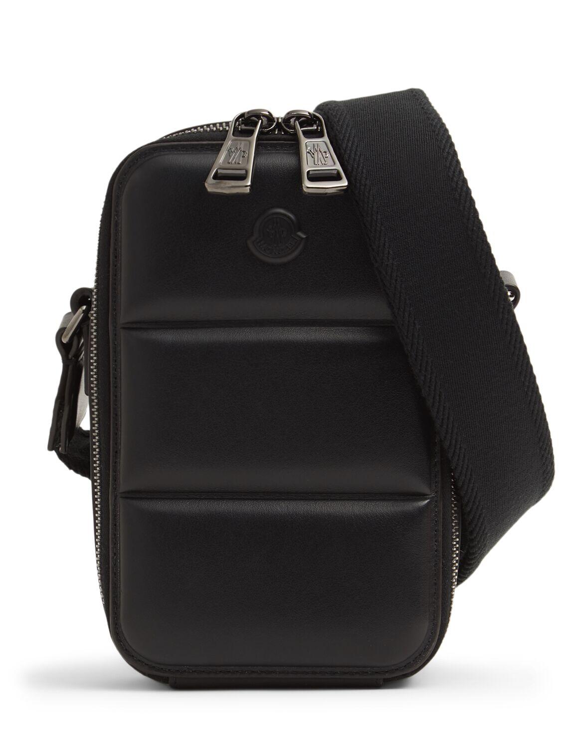 メンズ Moncler Vertical レザークロスボディバッグ ブラック | Lyst