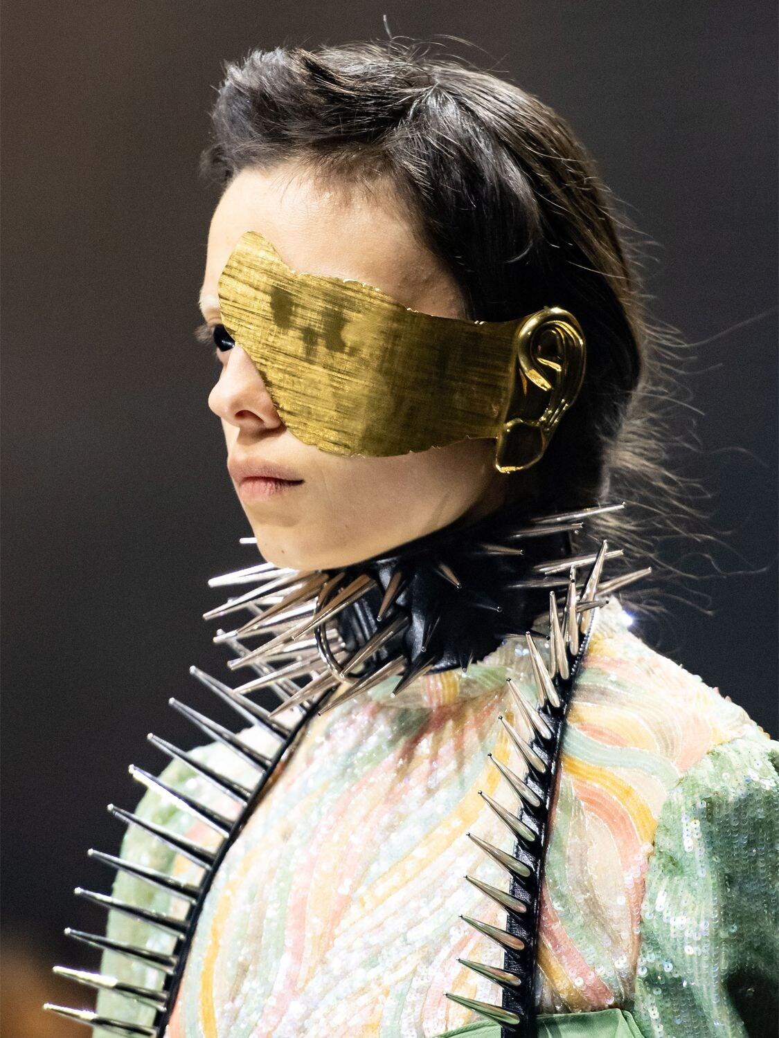Gucci Mono Ear Cuff in Metallic Lyst