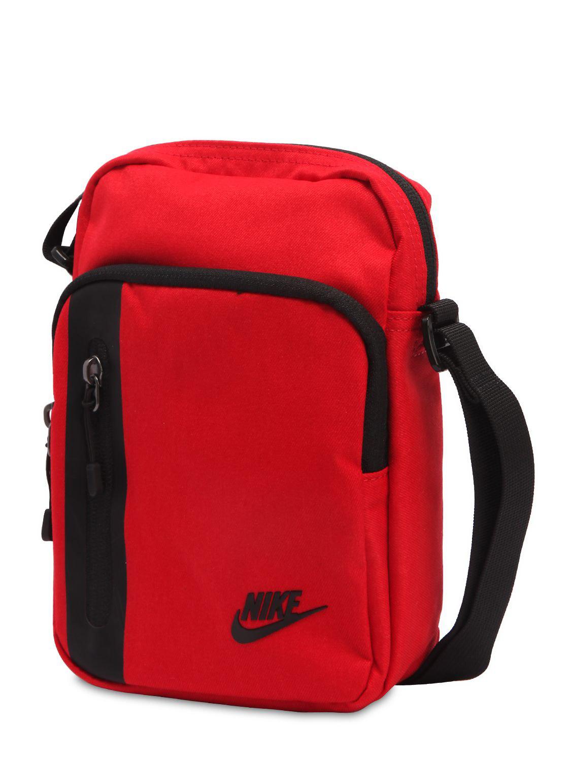 población Buena voluntad Entrada Nike Tech Crossbody Bag in Red for Men | Lyst