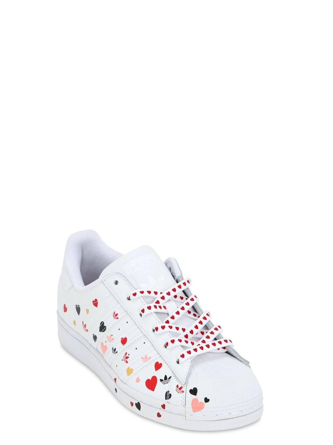 adidas Originals – Superstar – e Sneaker mit Herz-Muster in Weiß | Lyst DE