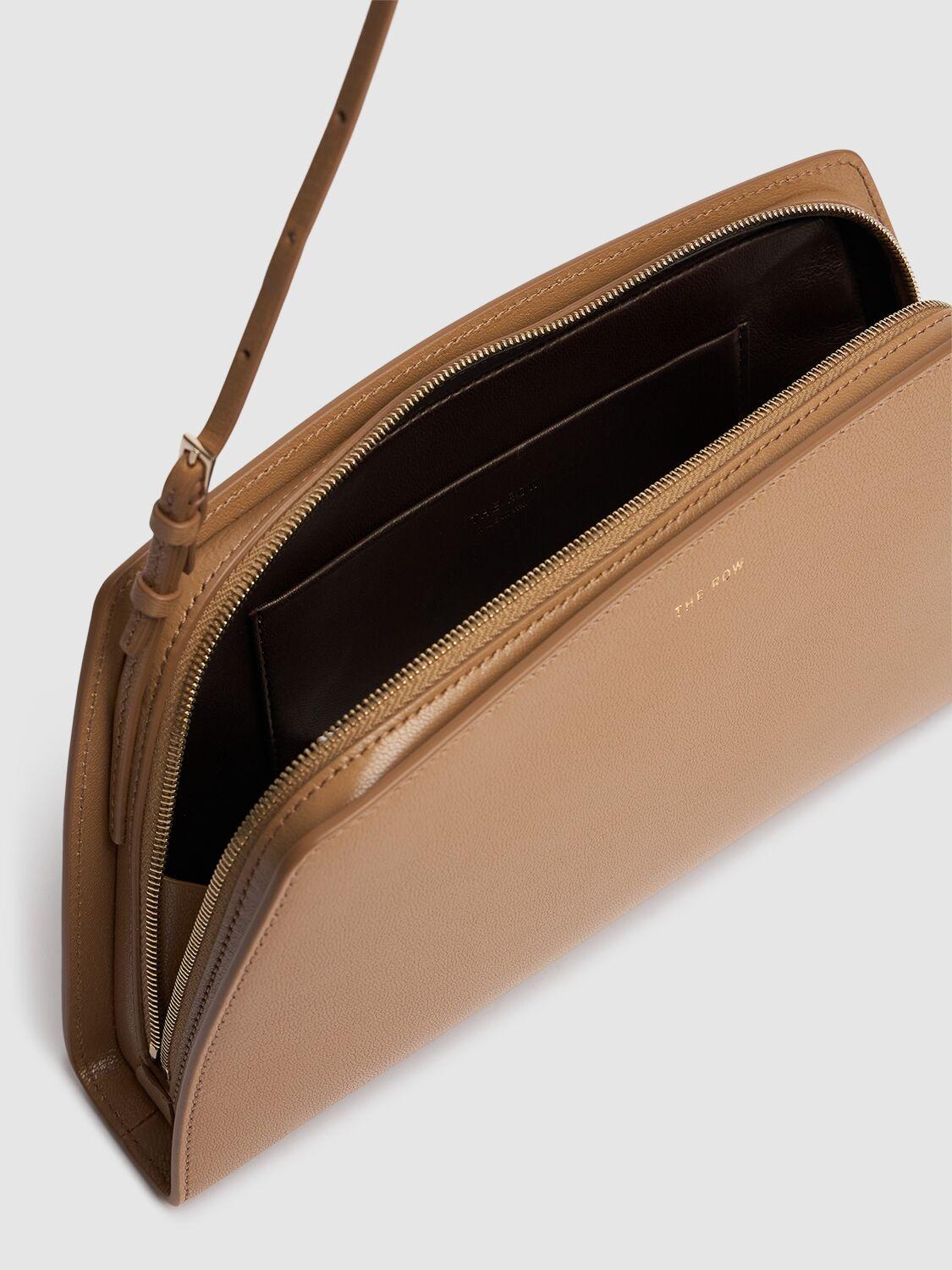 The Row Dalia シャイニーレザーショルダーバッグ The Row Dalia シャイニーレザーショルダーバッグ ブラウン | Lyst