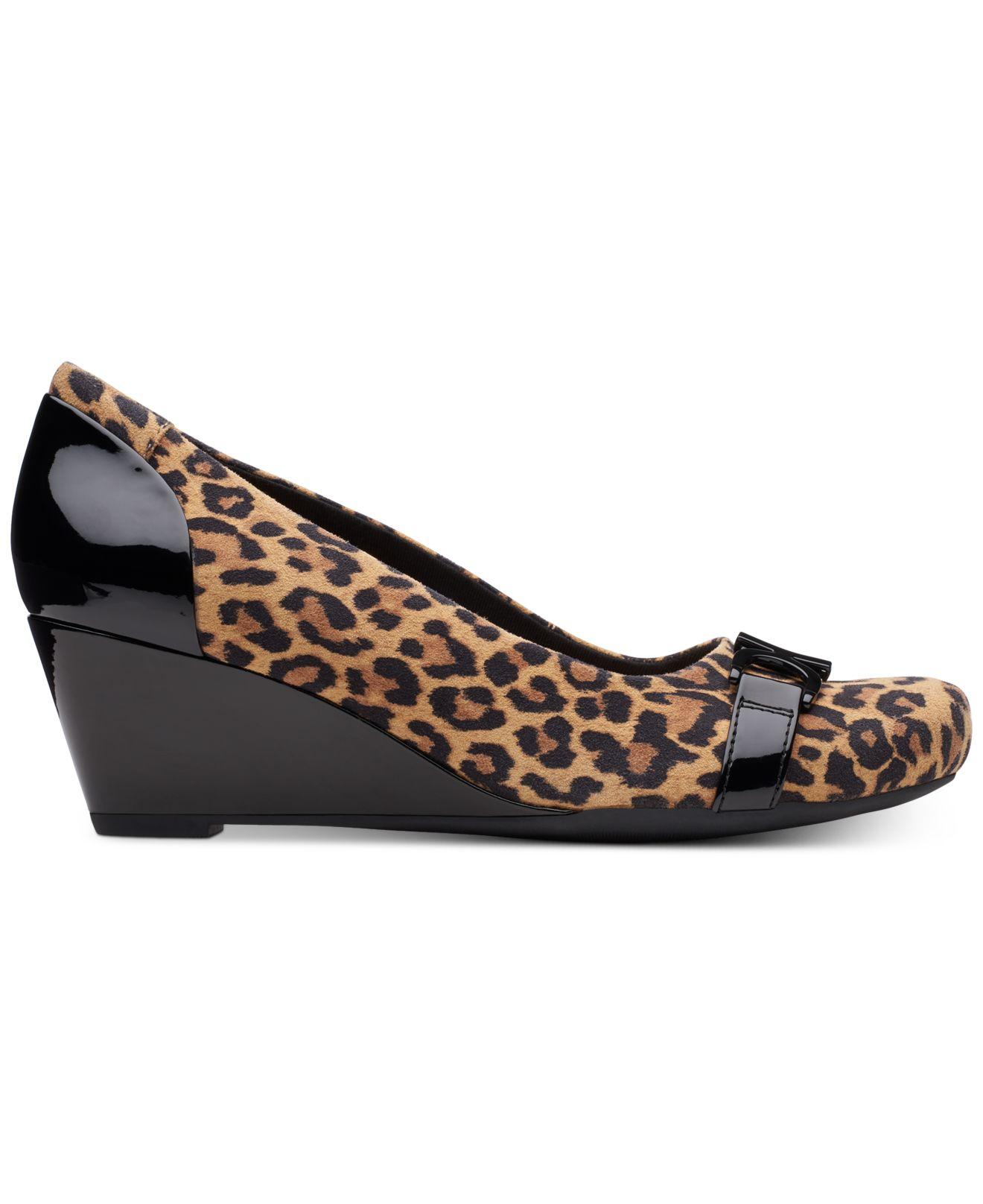 flores petra wedge pump