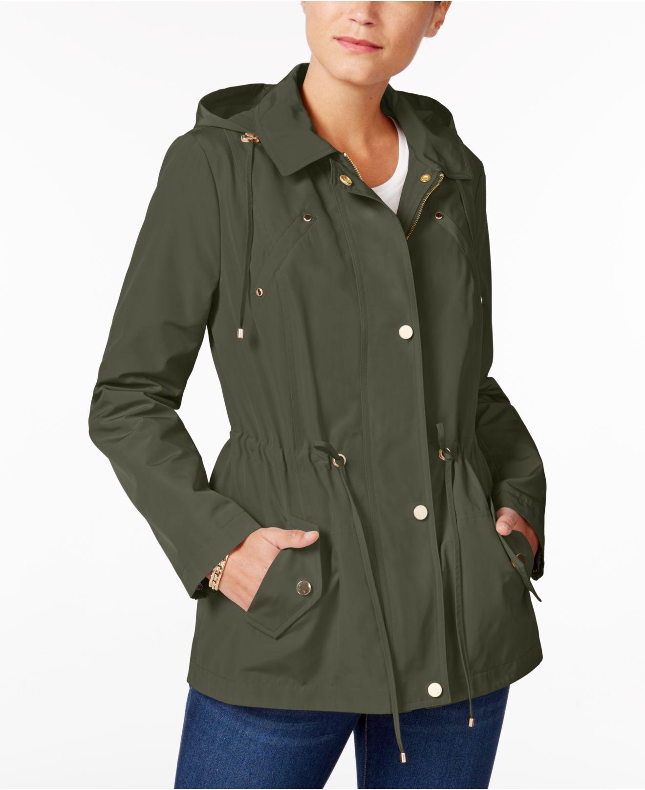 Today's Best Macy's Deals Touting the latest fashions and affordable luxury, Macy’s is definitely a household name amongst chic shoppers. Store closures around the country has had an impact on in-store shopping opportunities, but Macy's has started running more frequent and better deals online instead.