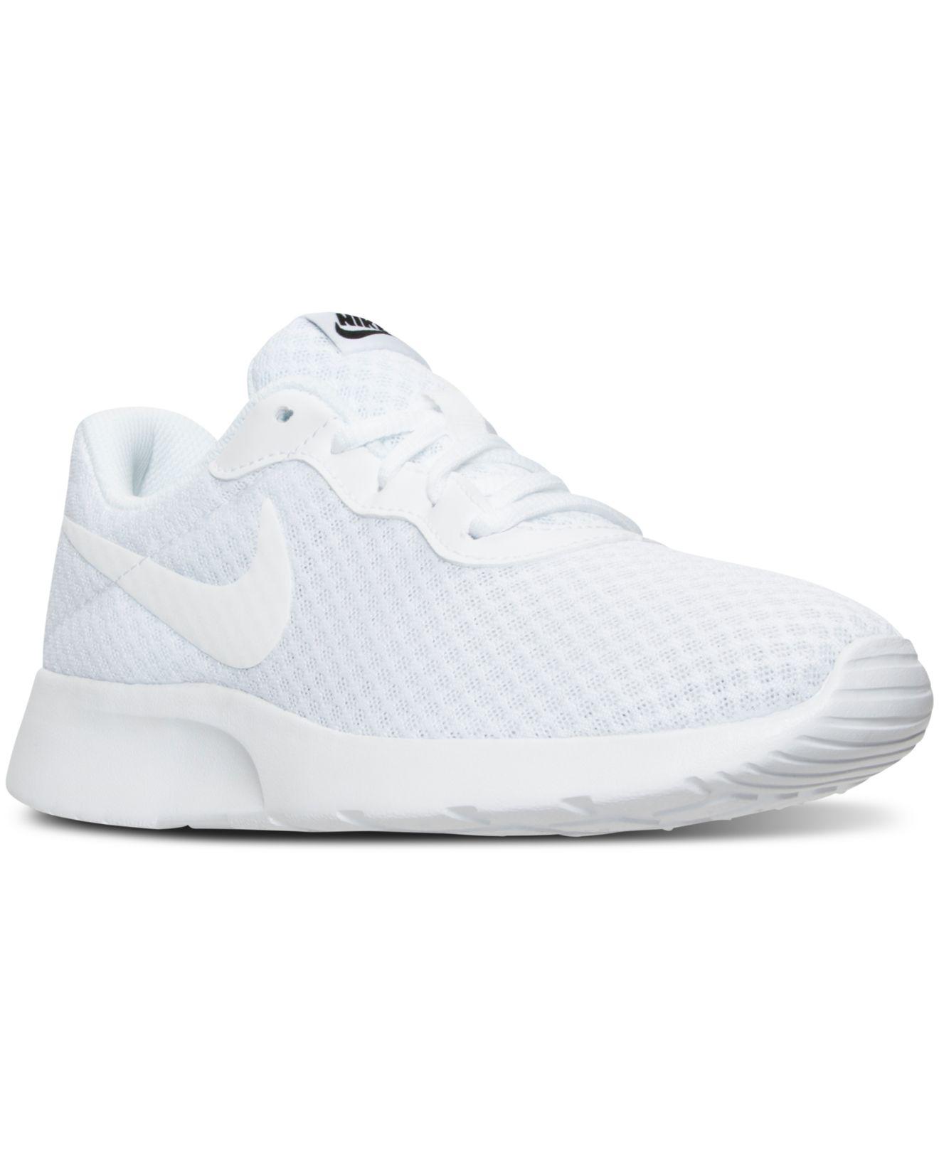 nike women's tanjun casual sneakers
