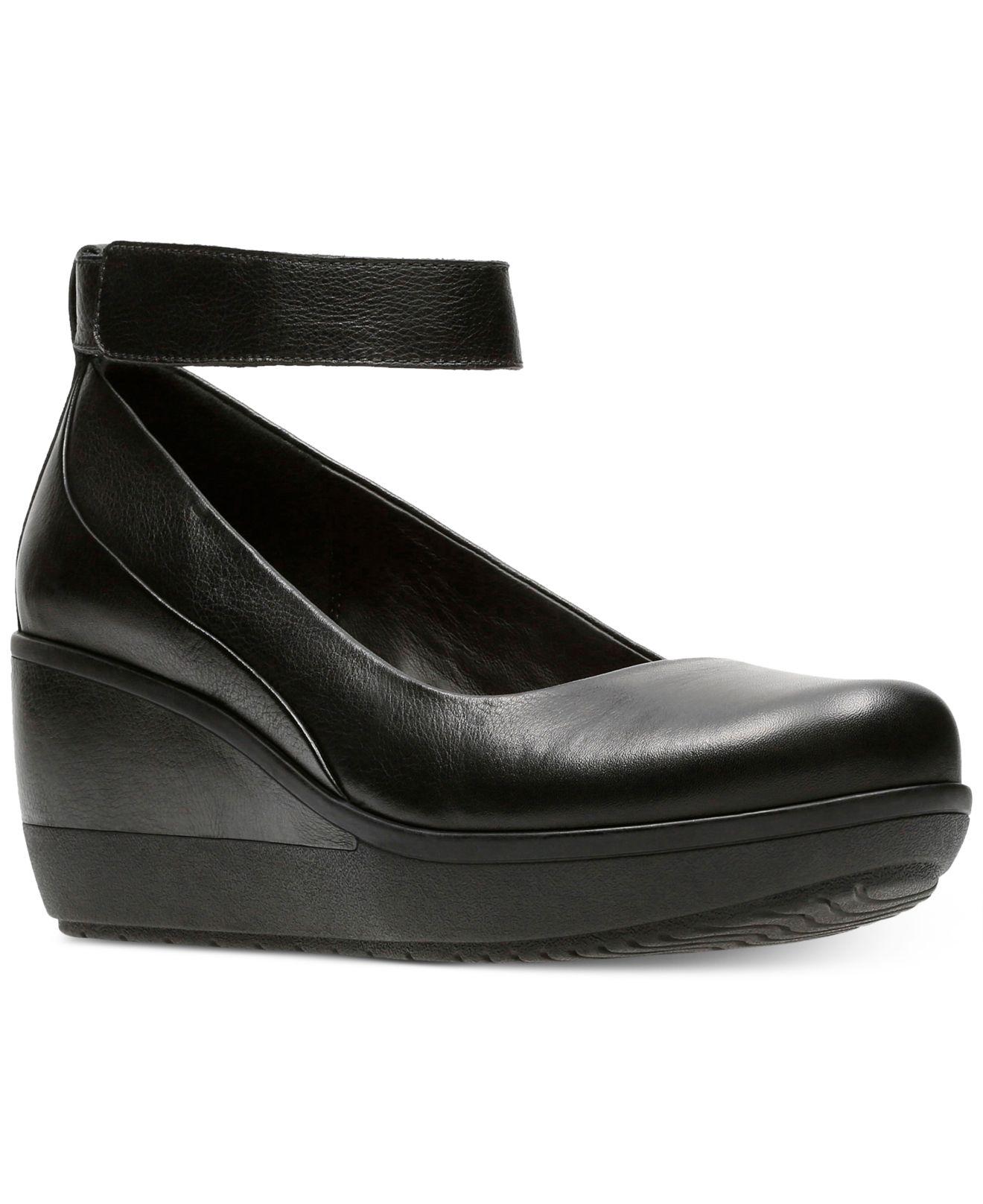 Mediar como eso dramático Clarks Women's Wynnmere Fox Ankle-strap Wedges in Black | Lyst