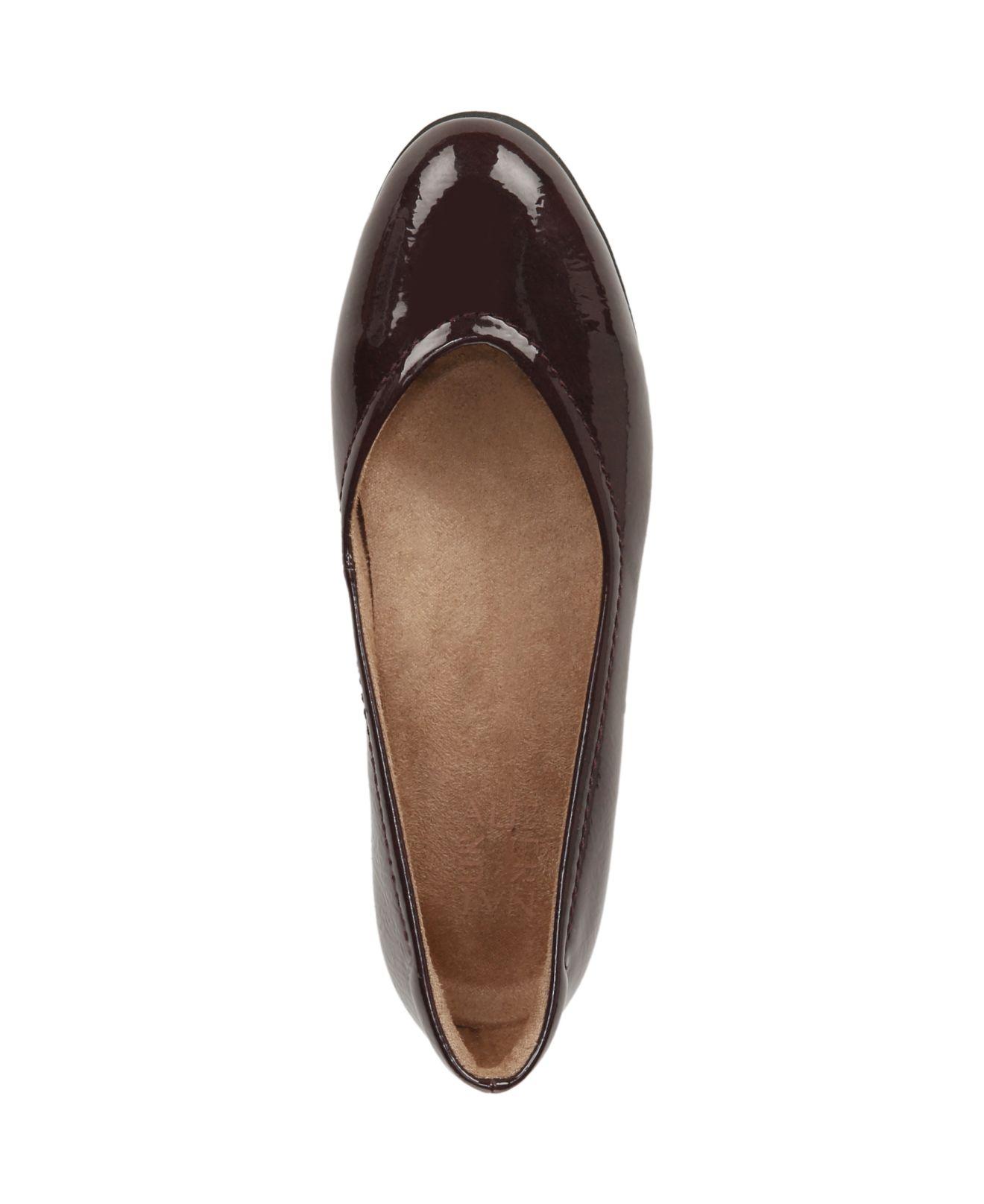 Naturalizer Vivienne Flats in Brown | Lyst Canada
