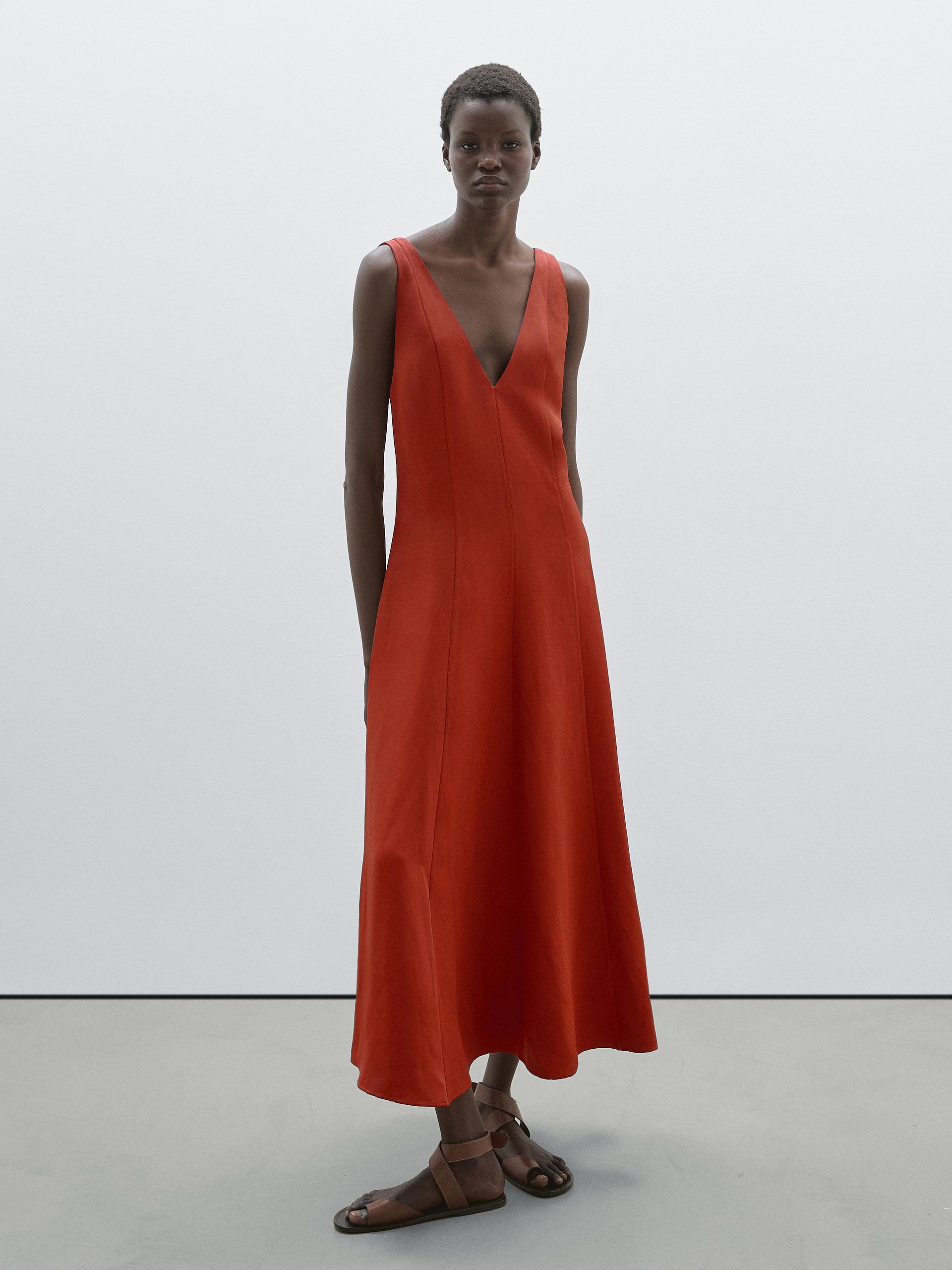 【Massimo Dutti】Long flowing dress with back detail Long flowing dress with textured detail · Black · Caps And