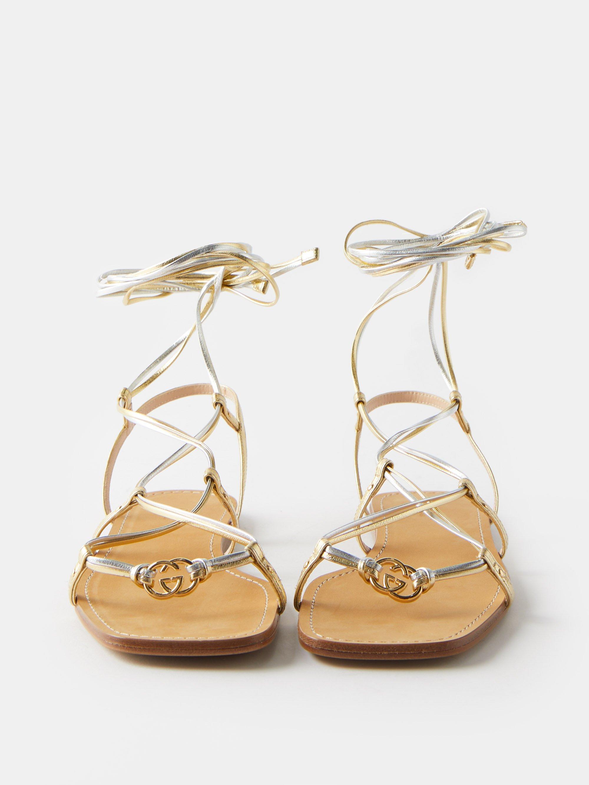 Sandales croisées en cuir métallisé G entrelacé Gucci en coloris Neutre |  Lyst