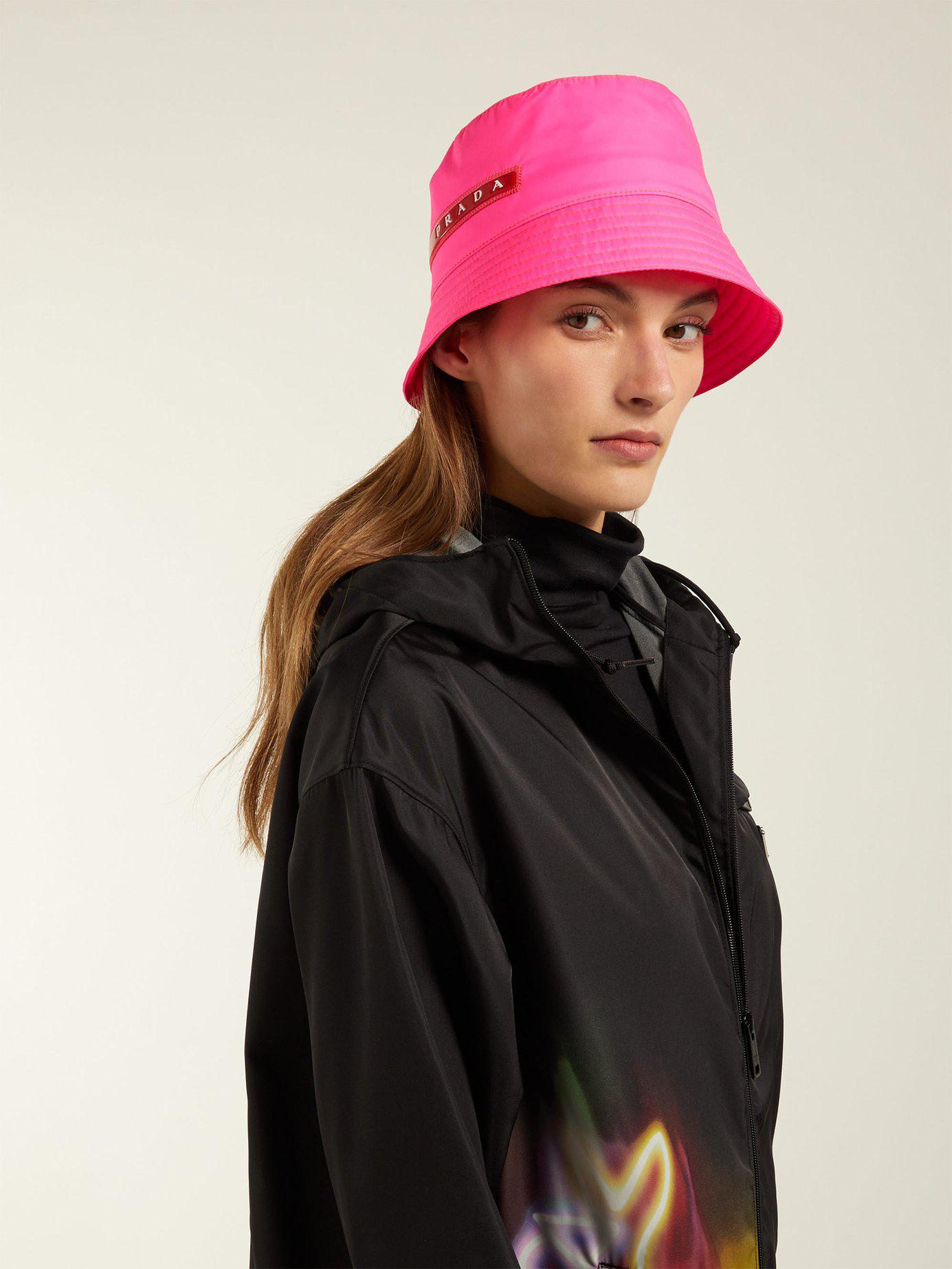 straal kromme Wijde selectie Prada Linea Rossa-logo Bucket Hat in Pink | Lyst