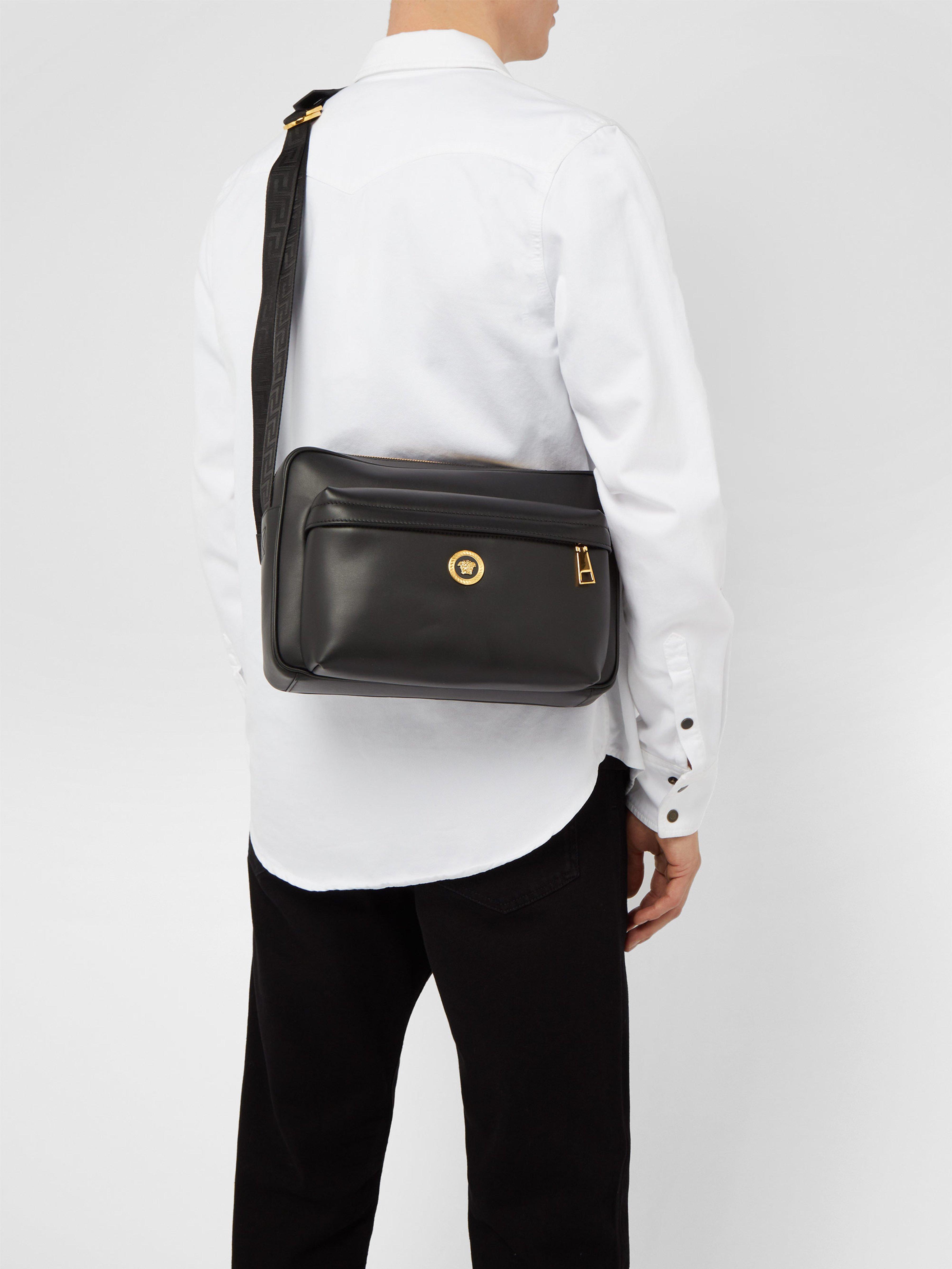 Homme Sacs Sacs pochettes Pochette à plaque Medusa Cuir Versace pour homme en coloris Noir 